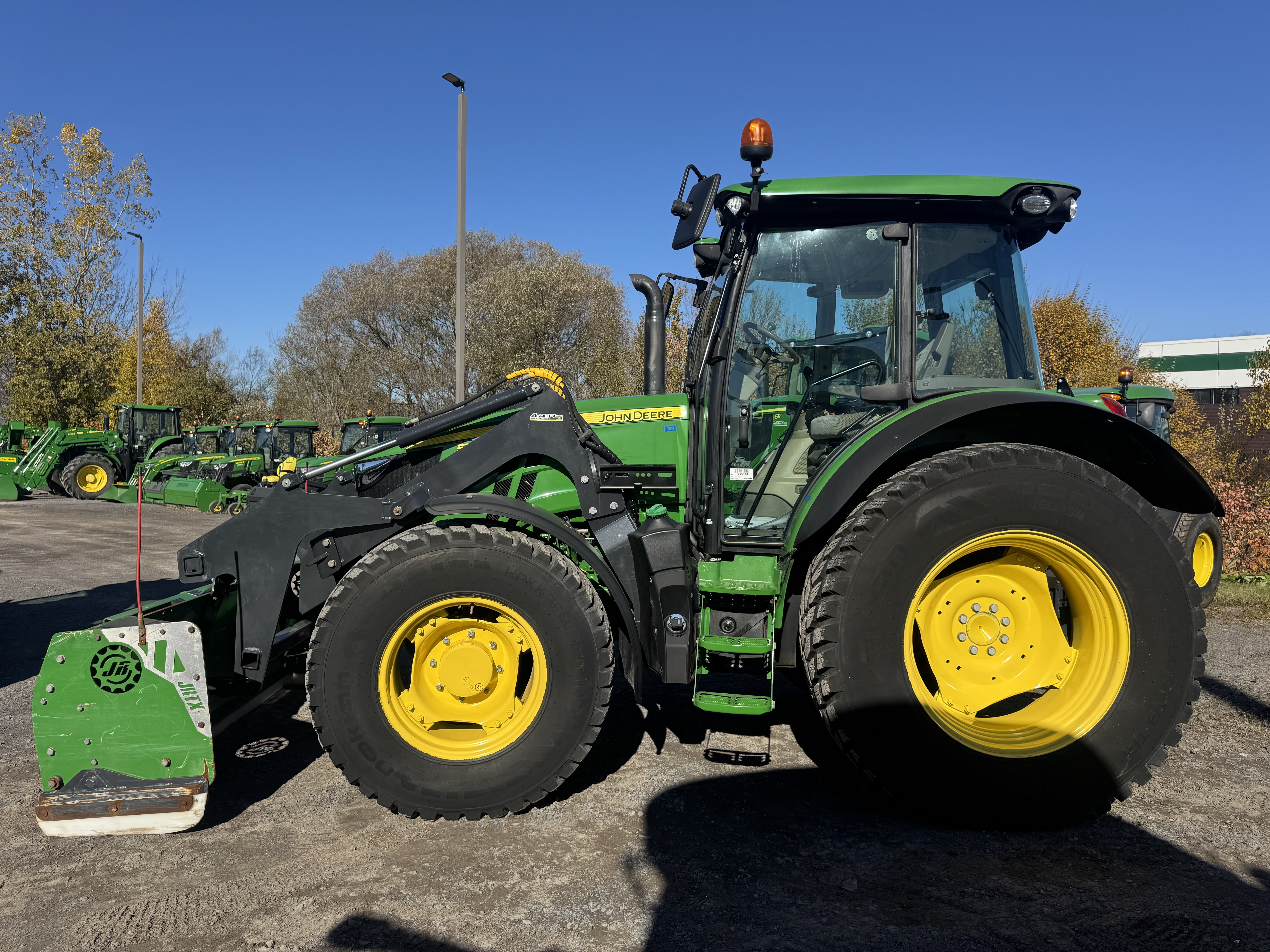 John Deere 5100R NOKIAN GRATTE
