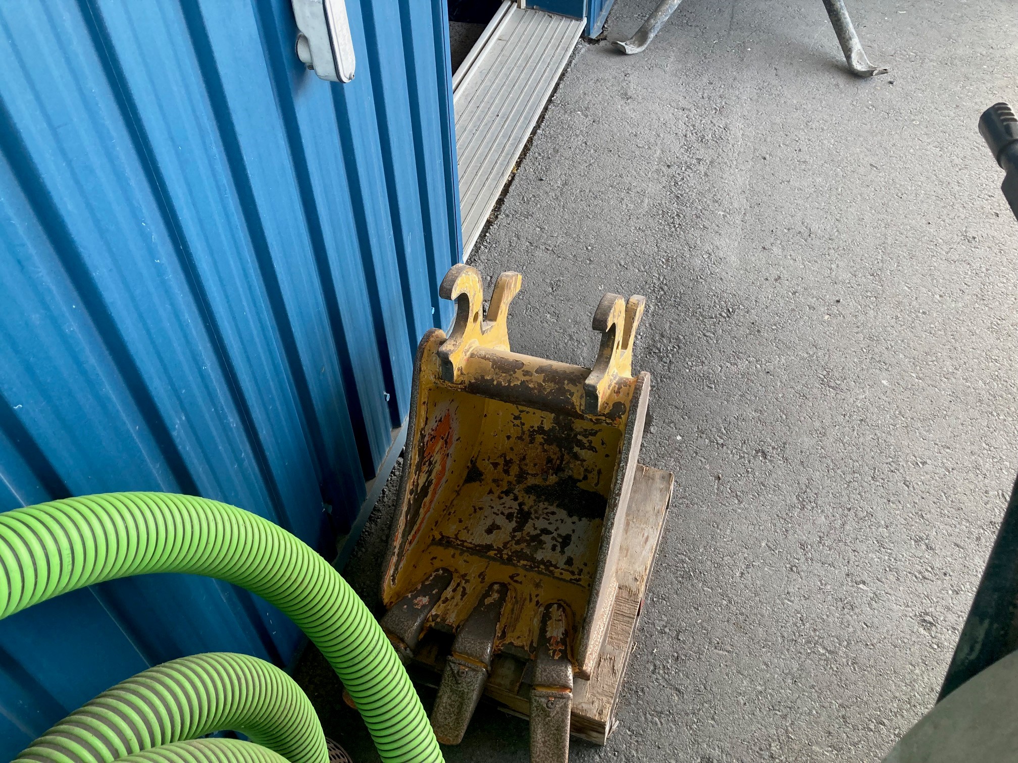 John Deere BUCKET A DENT 12 PC  Pour 17G