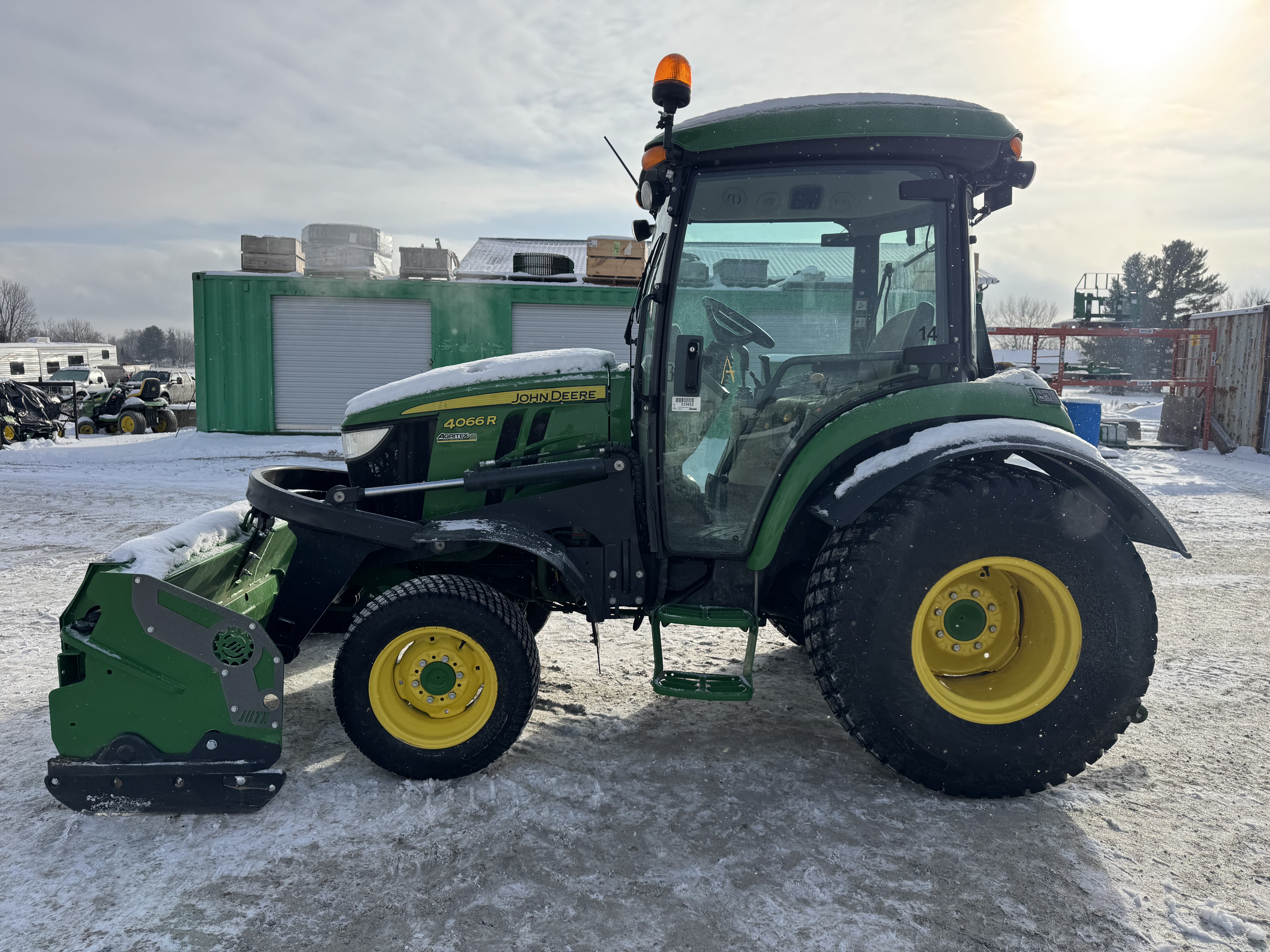 John Deere 4066R TURF GRATTE 