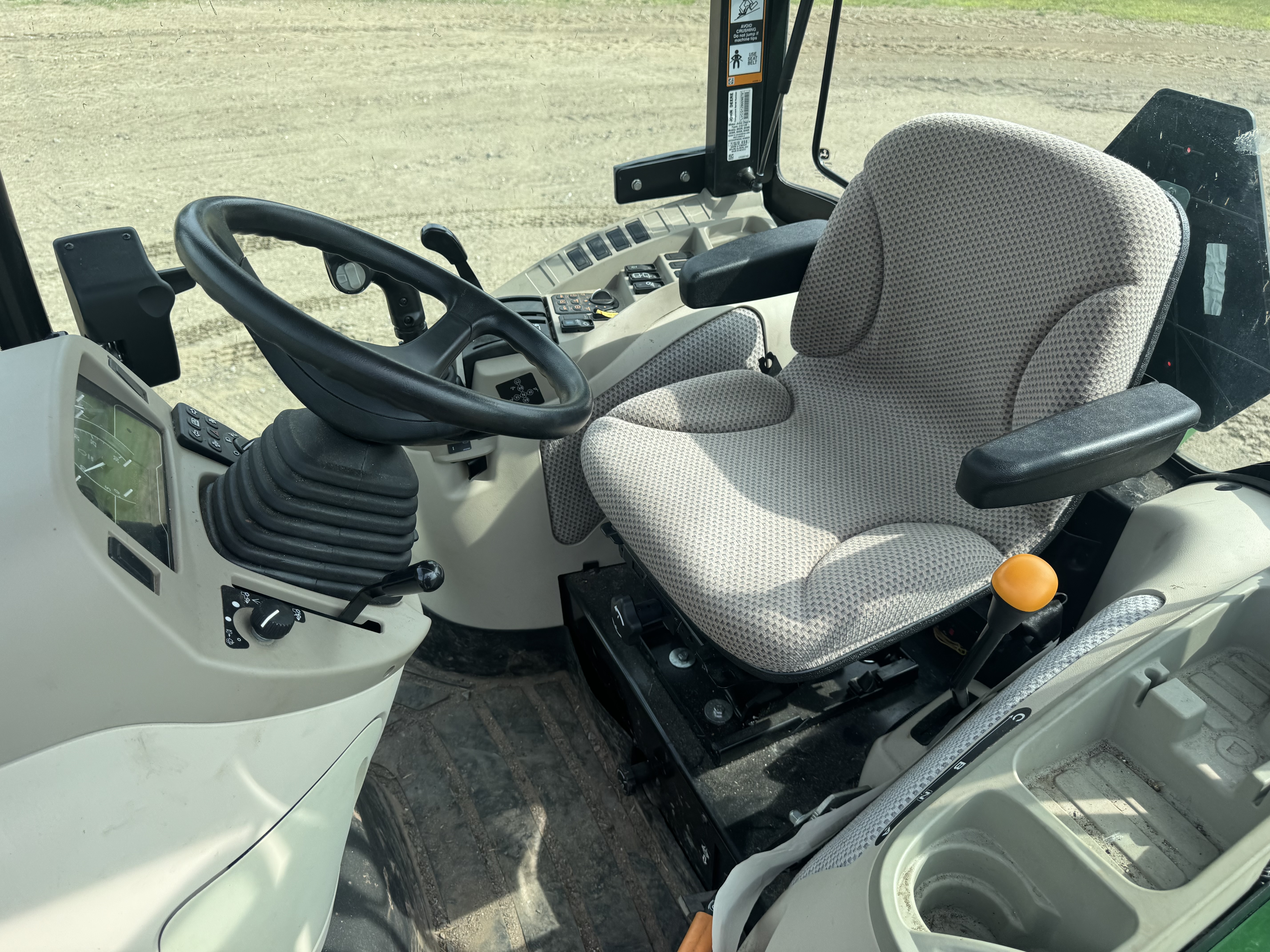 John Deere 3046R