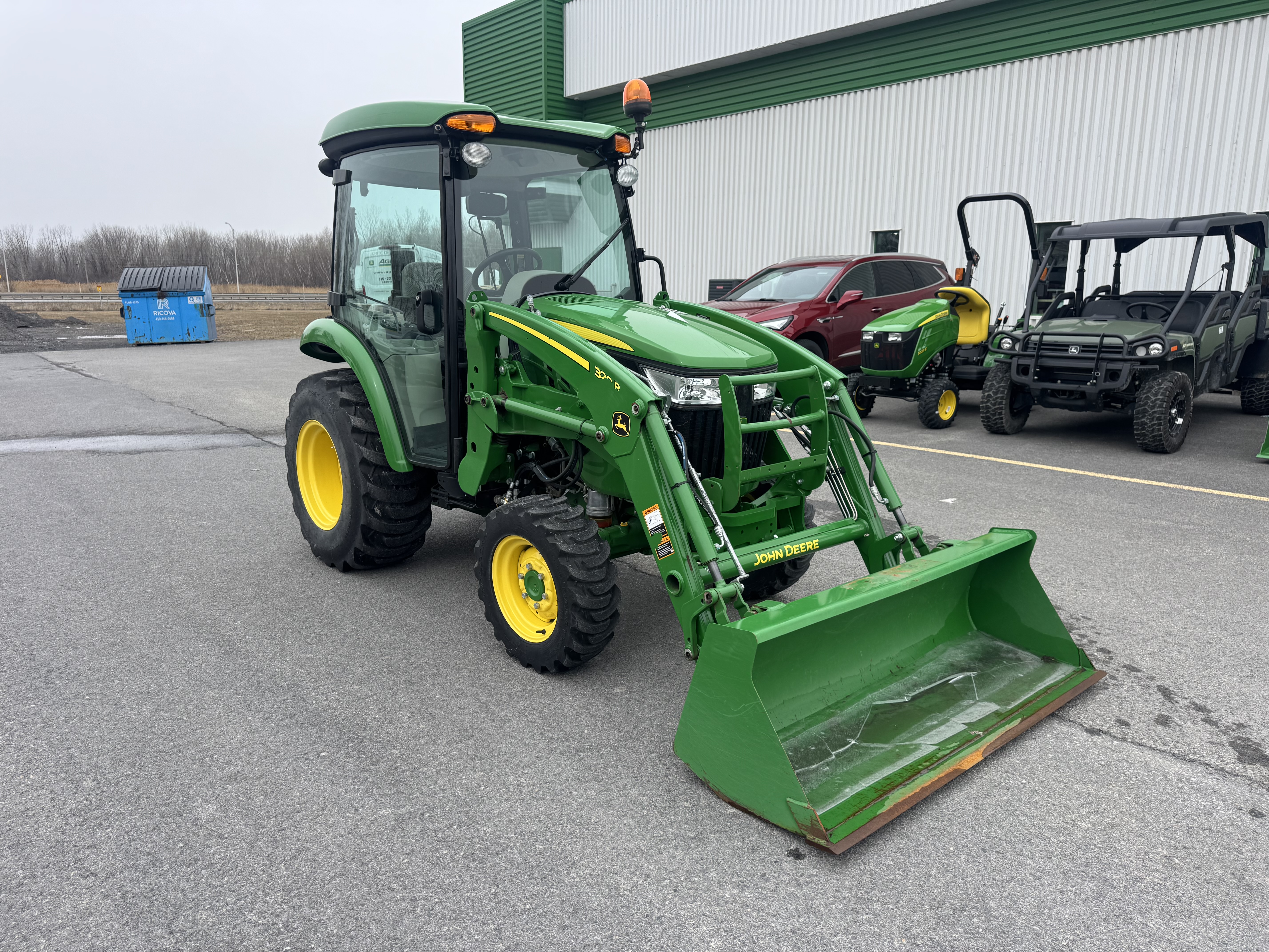 John Deere 3046R