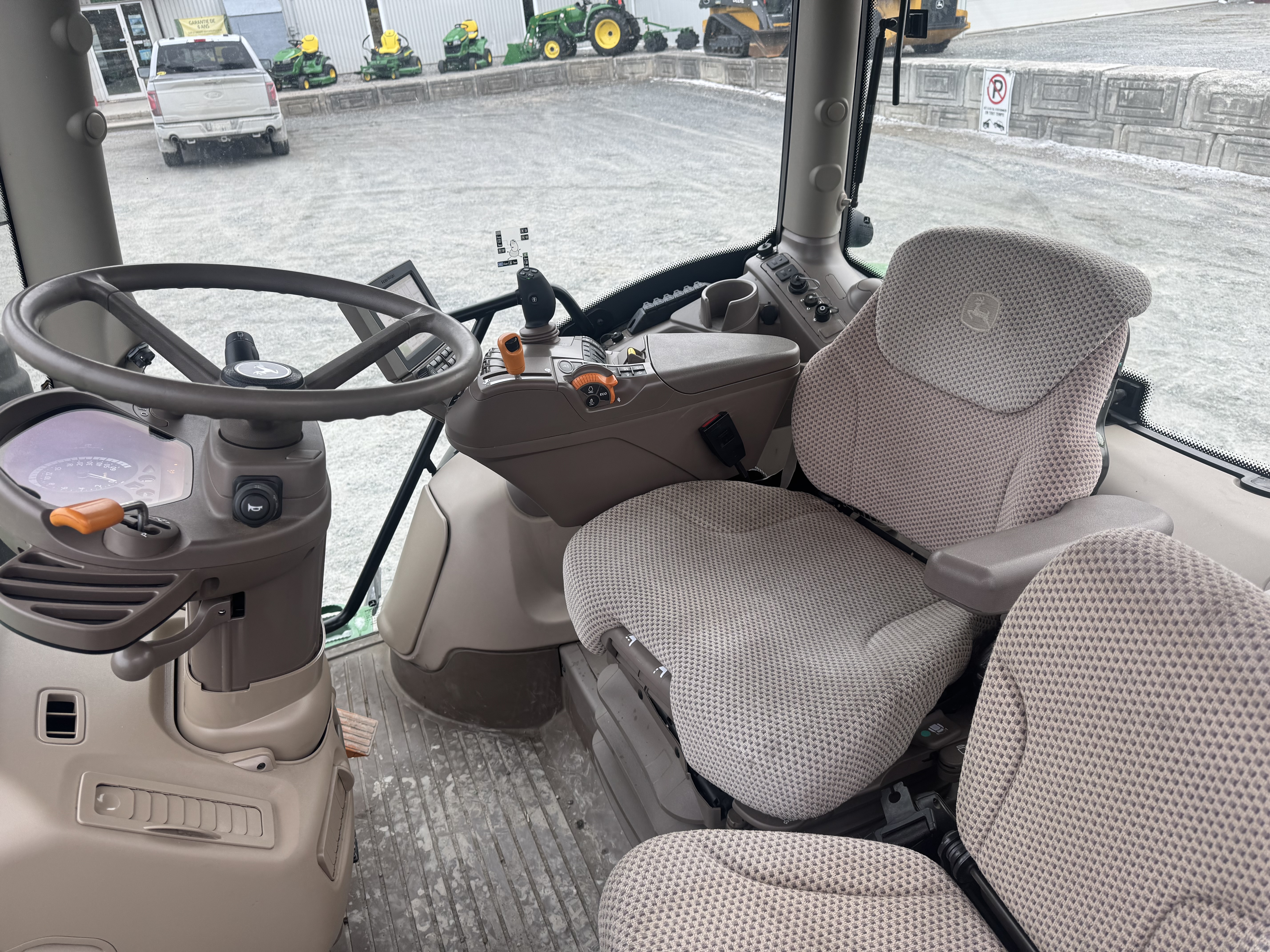 John Deere 6110R 