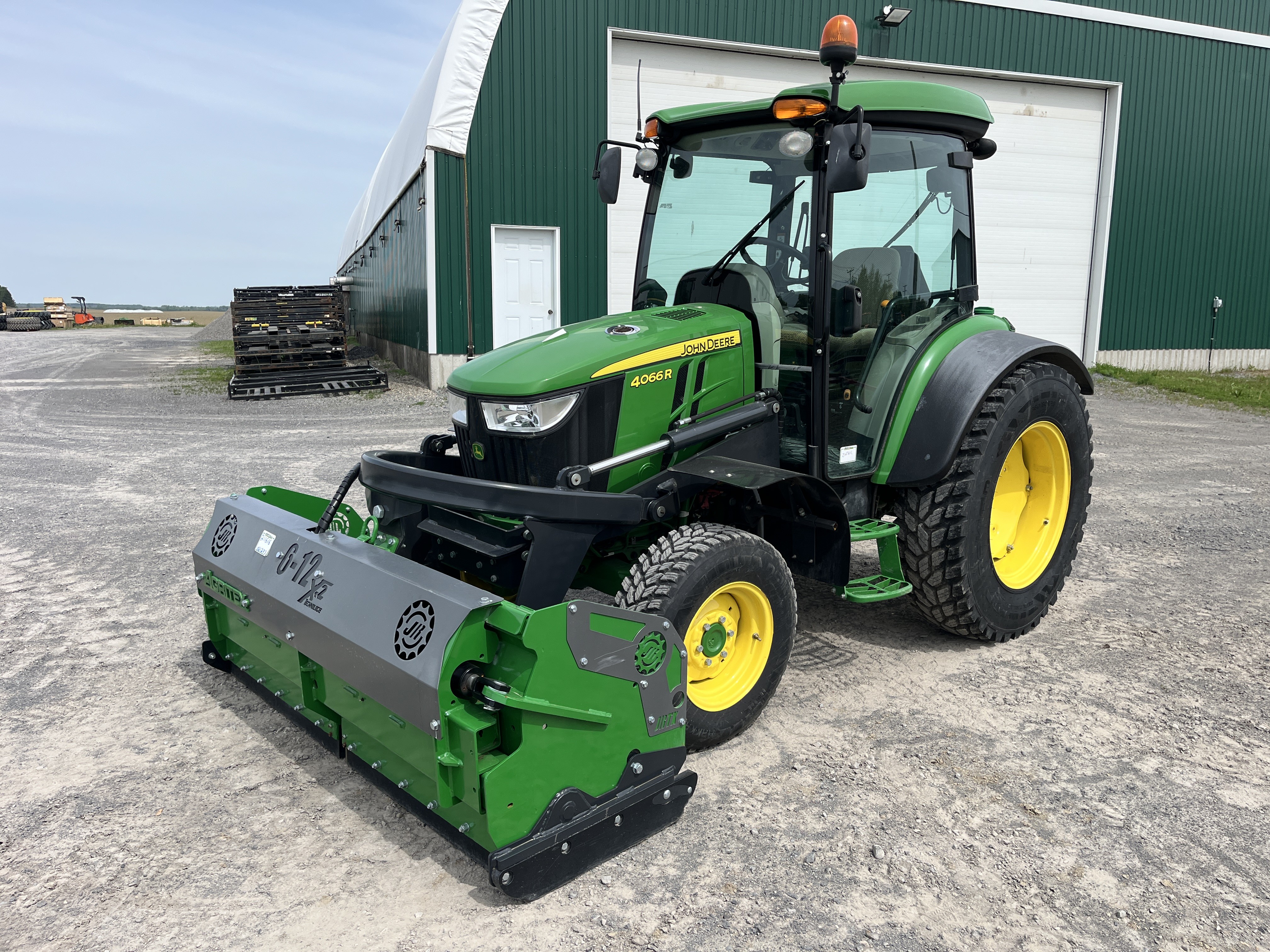 John Deere 4066R GRATTE NOKIAN    