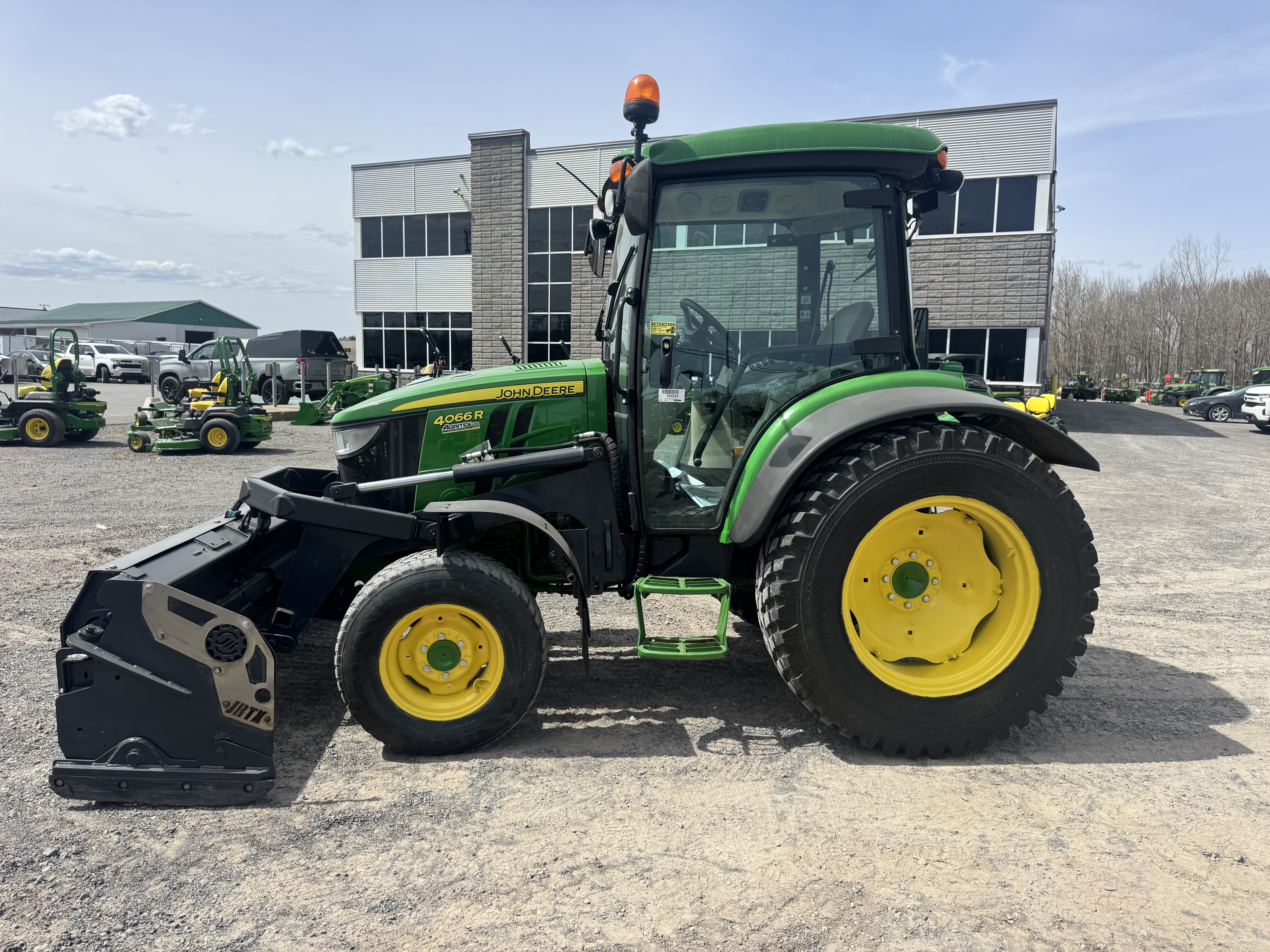 John Deere 4066R GRATTE NOKIAN    