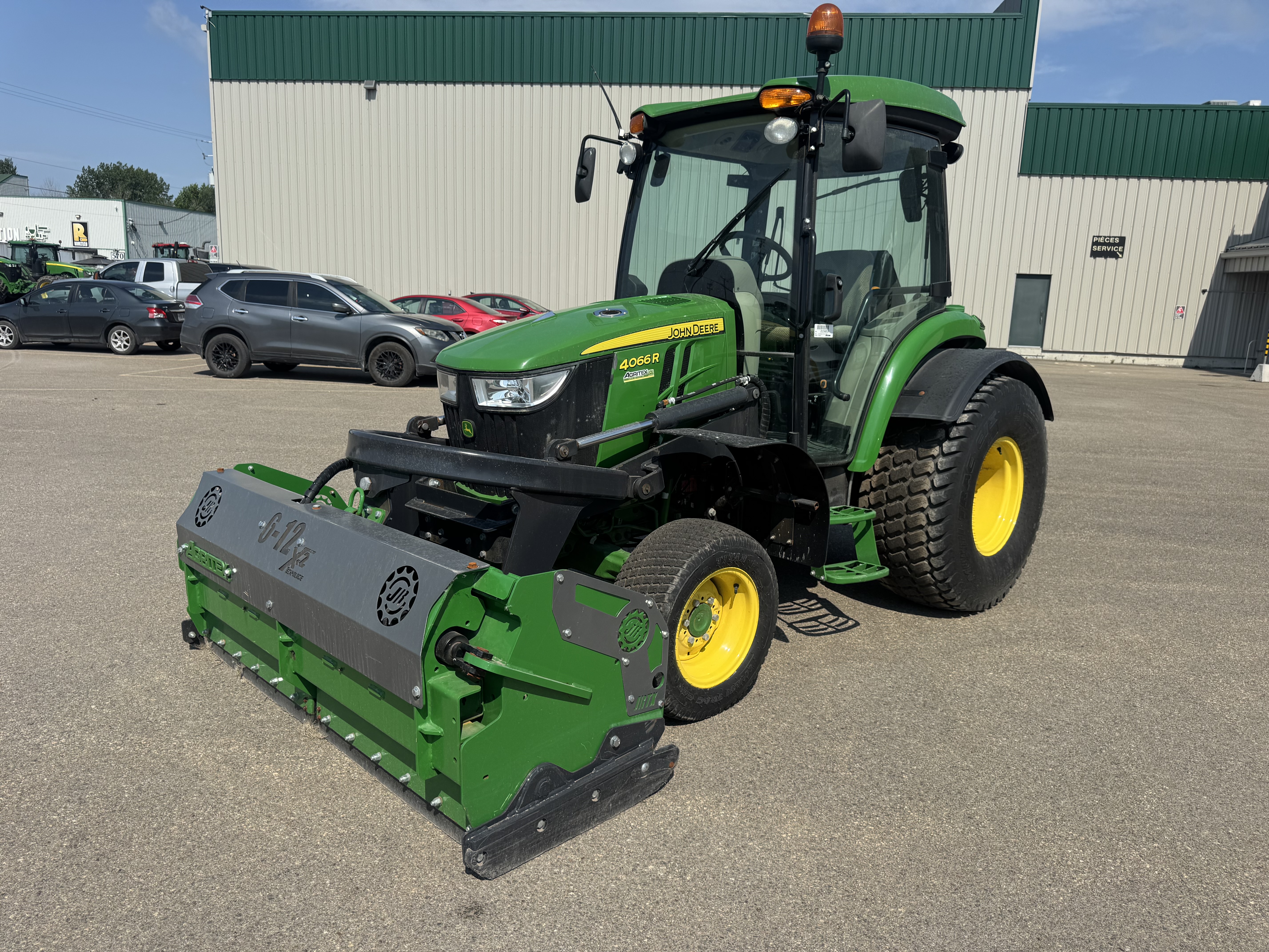 John Deere 4066R TURF GRATTE 