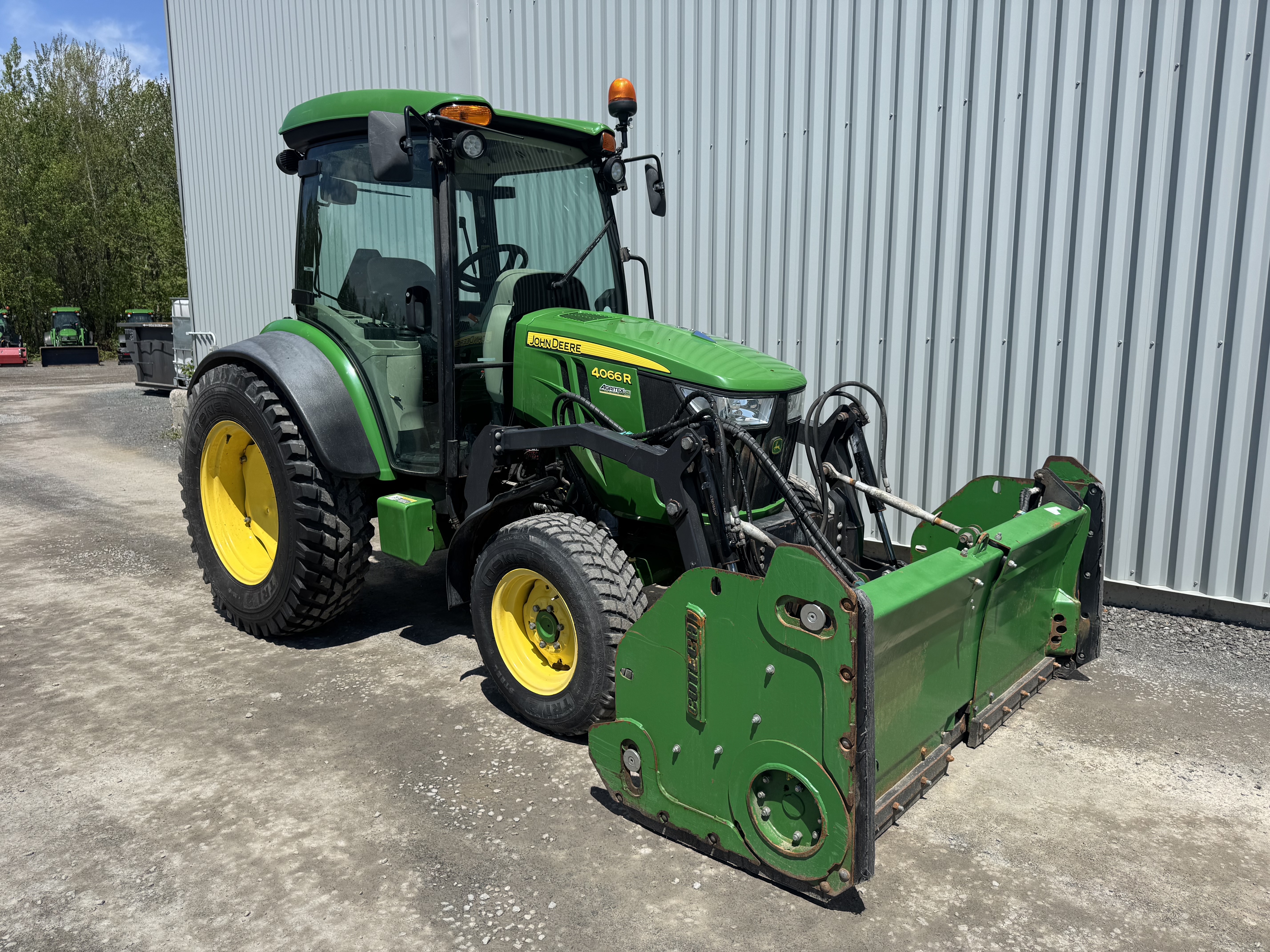 John Deere 4066R GRATTE NOKIAN    