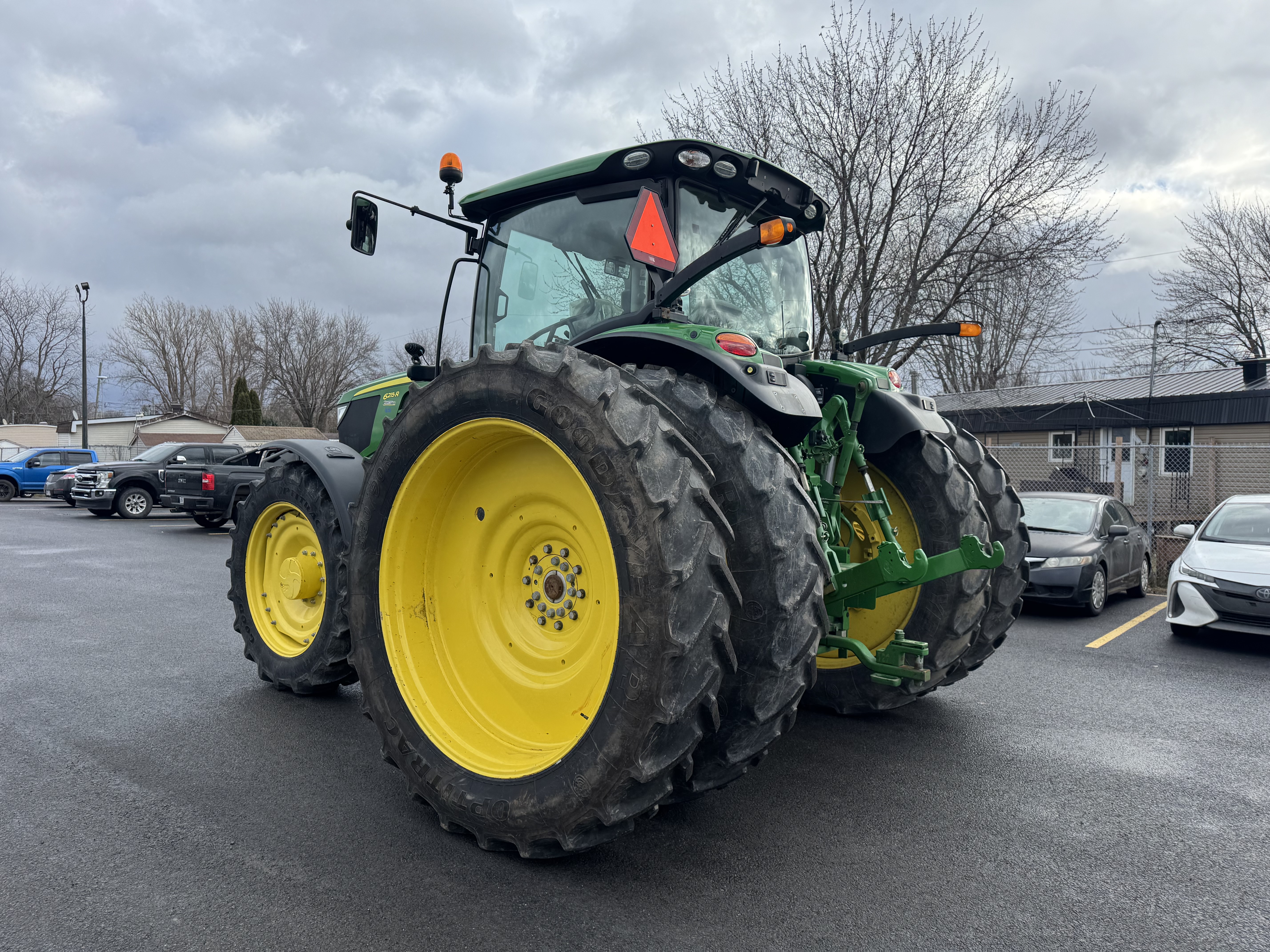 John Deere 6215R 