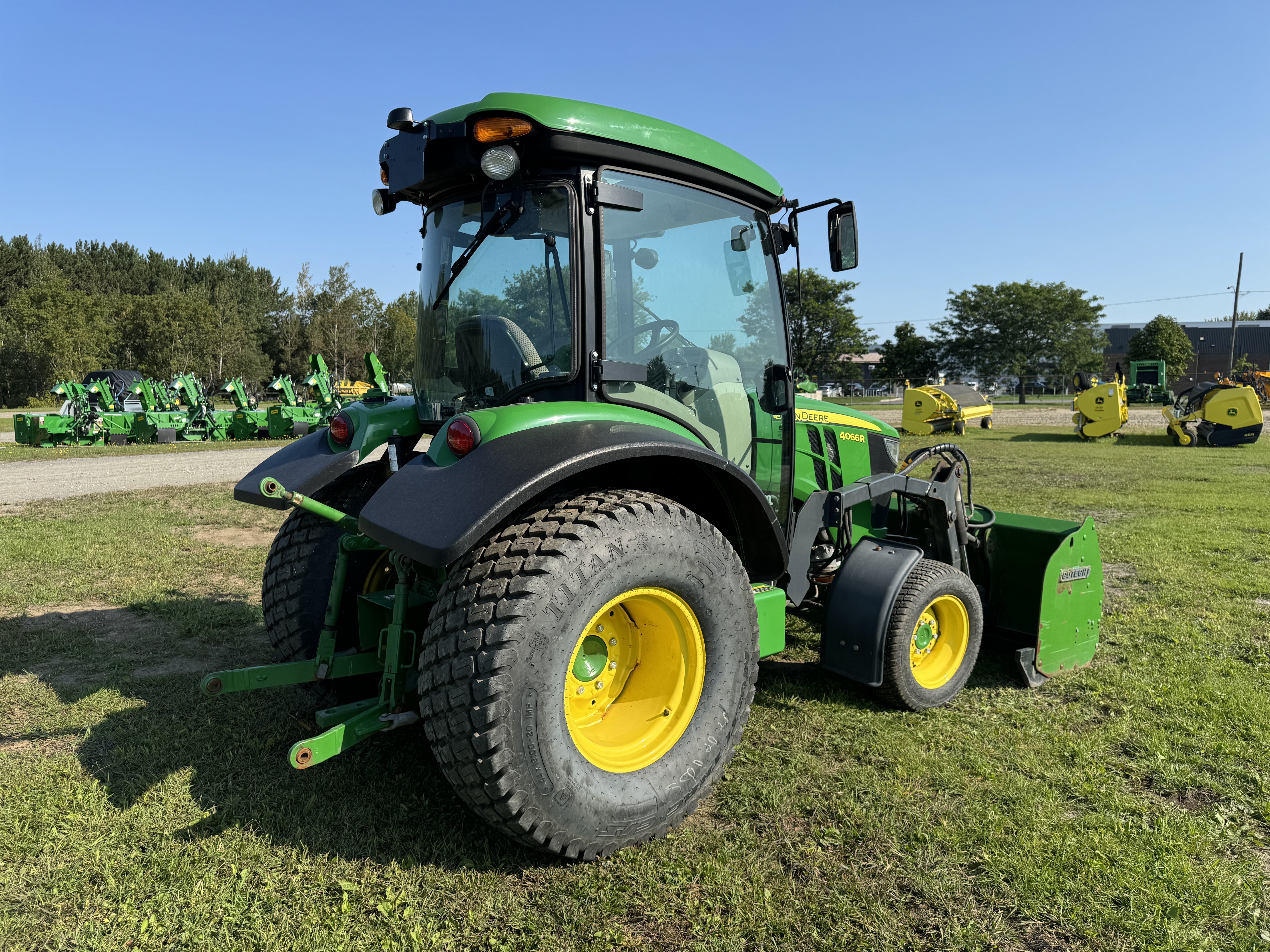 John Deere 4066R GRATTE TURF    
