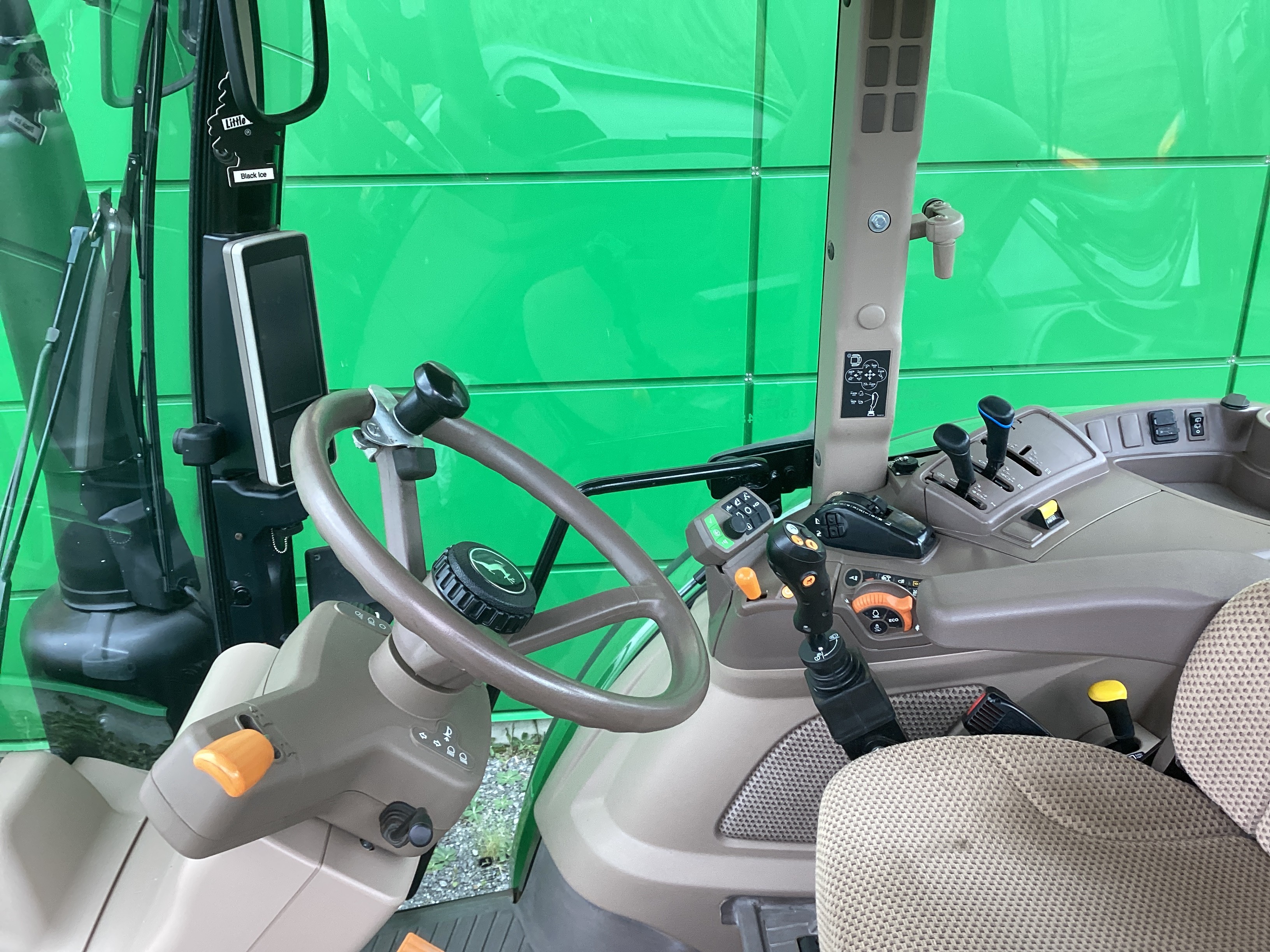 John Deere 5100R NOKIAN GRATTE