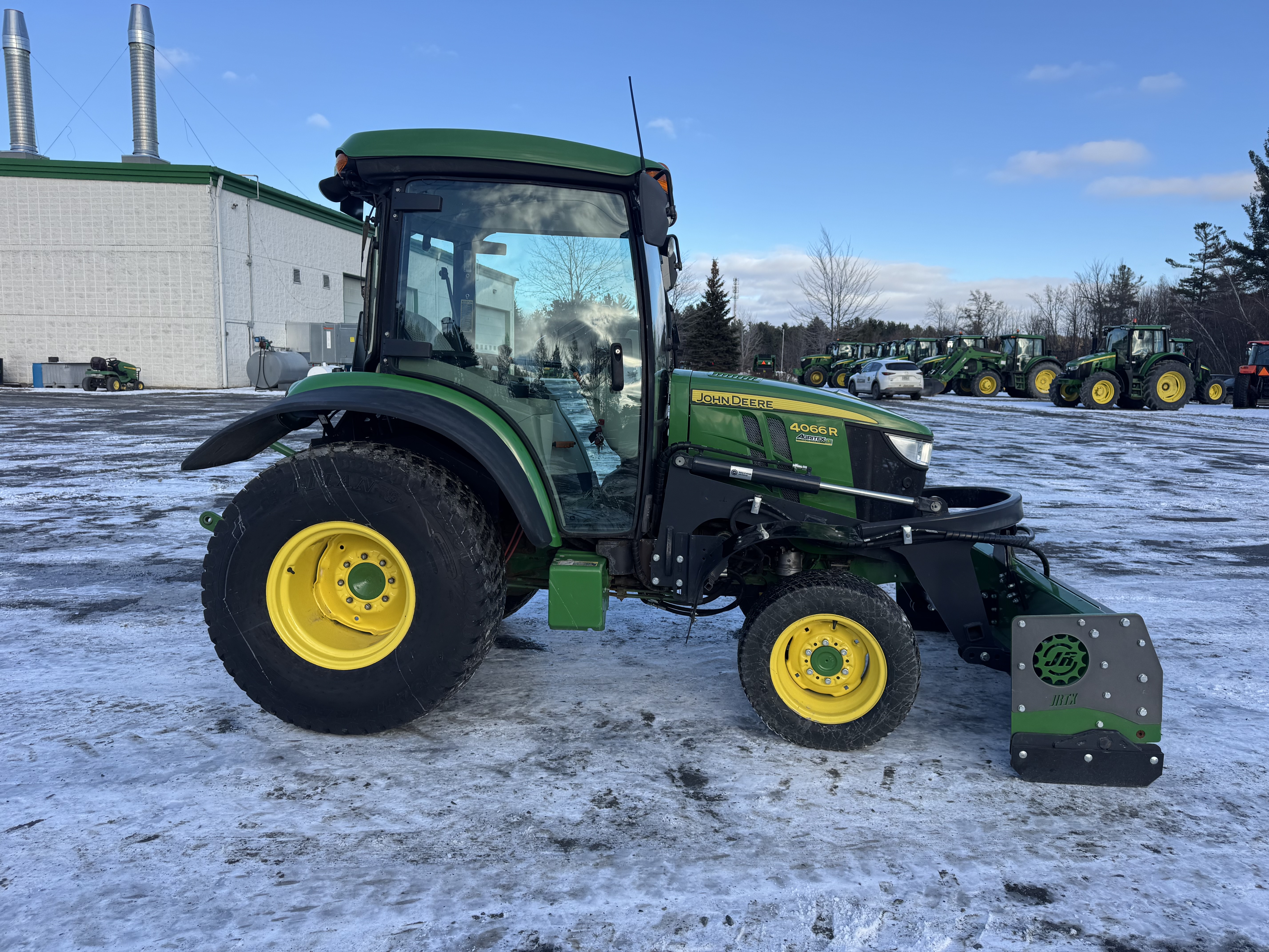 John Deere 4066R TURF GRATTE 