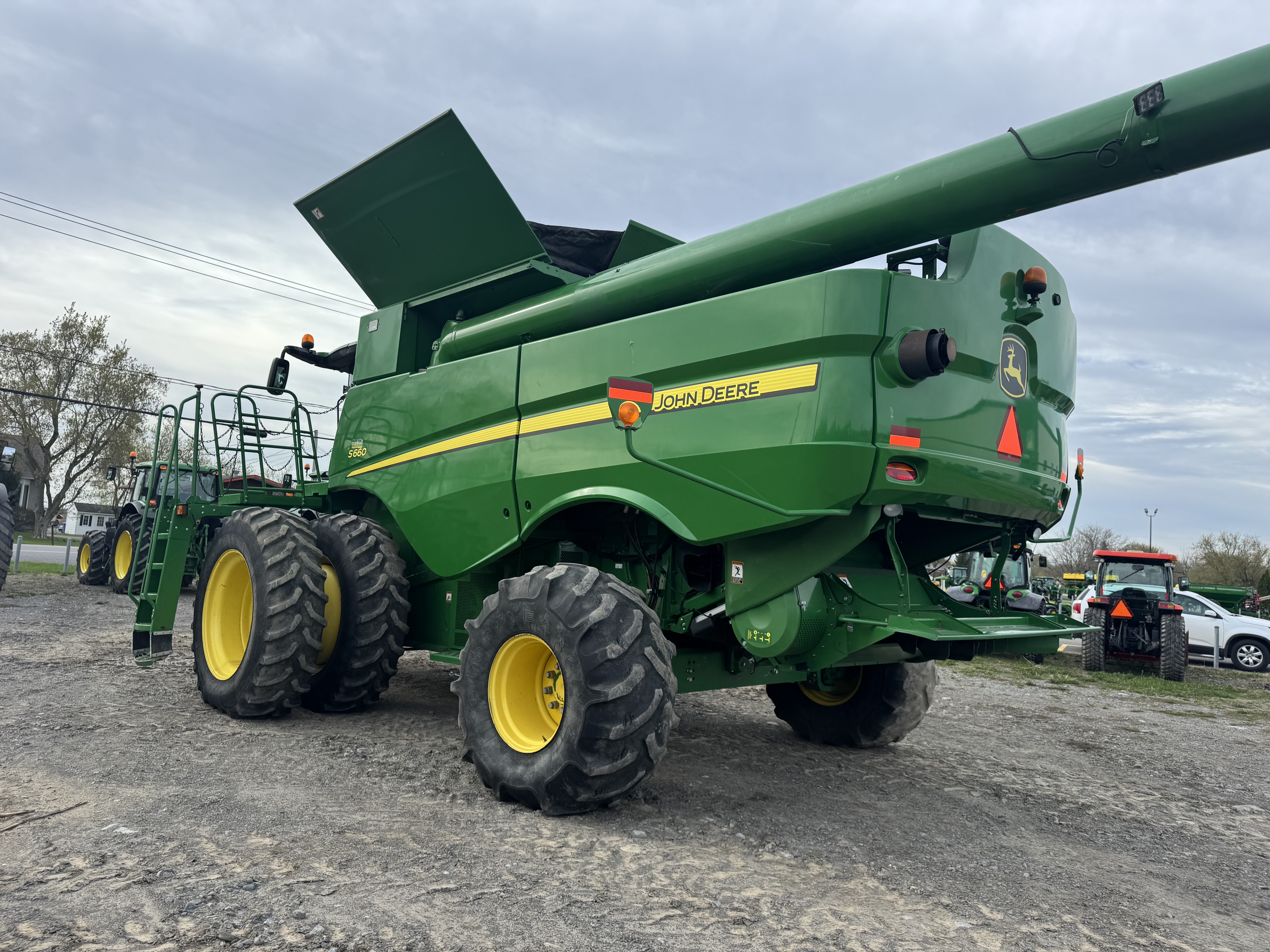 John Deere S660 