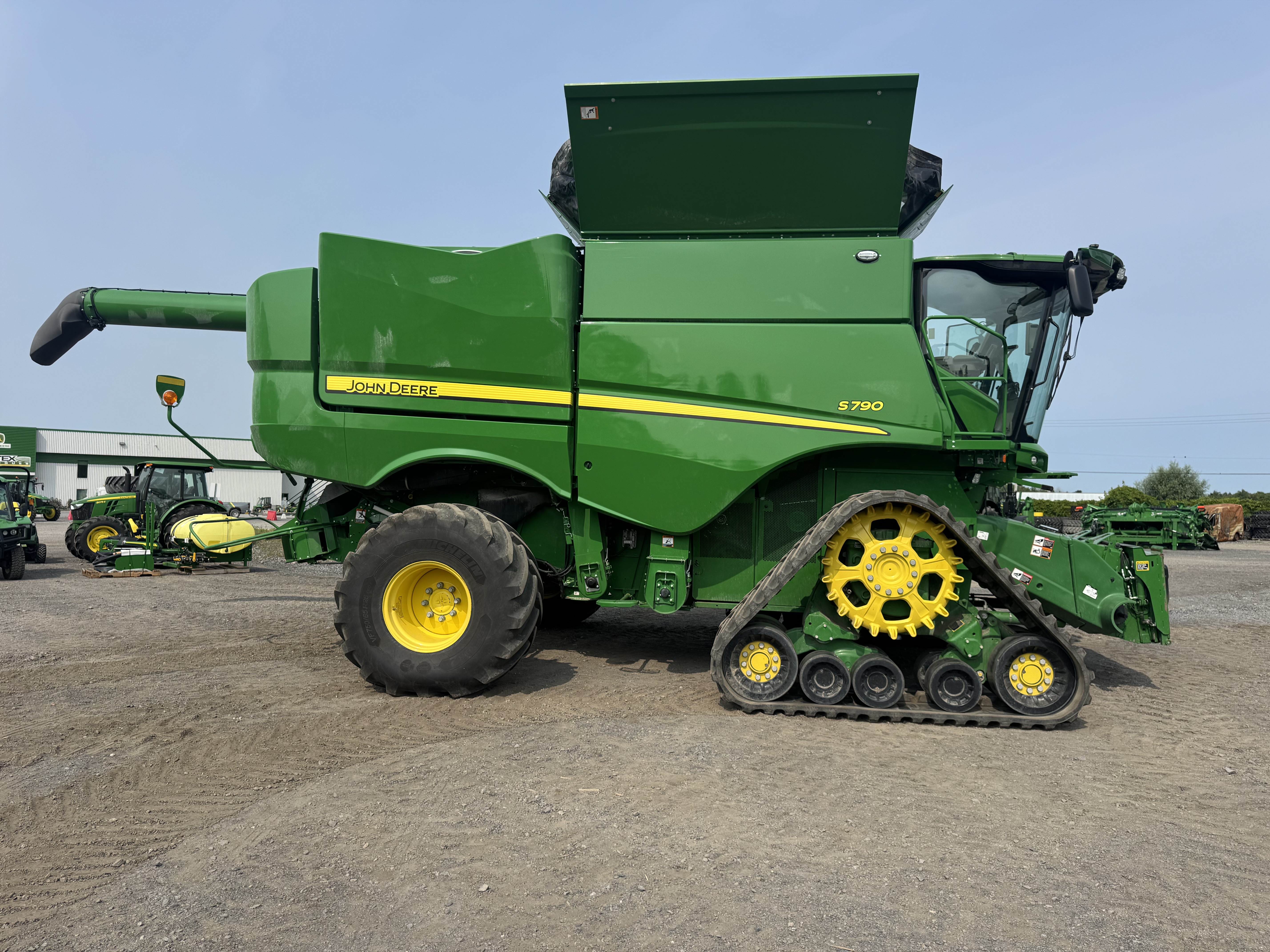 John Deere S790 track
