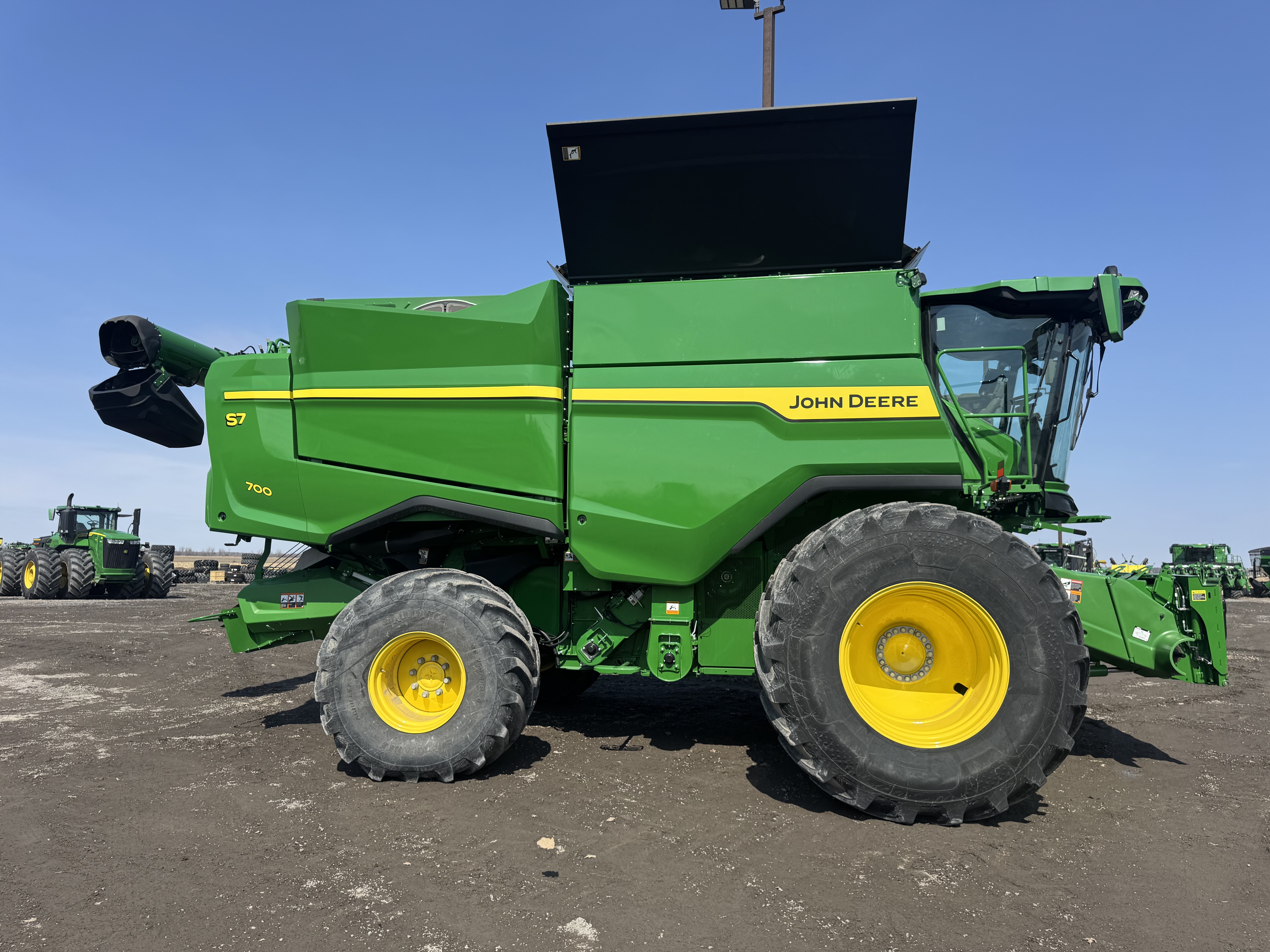 John Deere S7 700