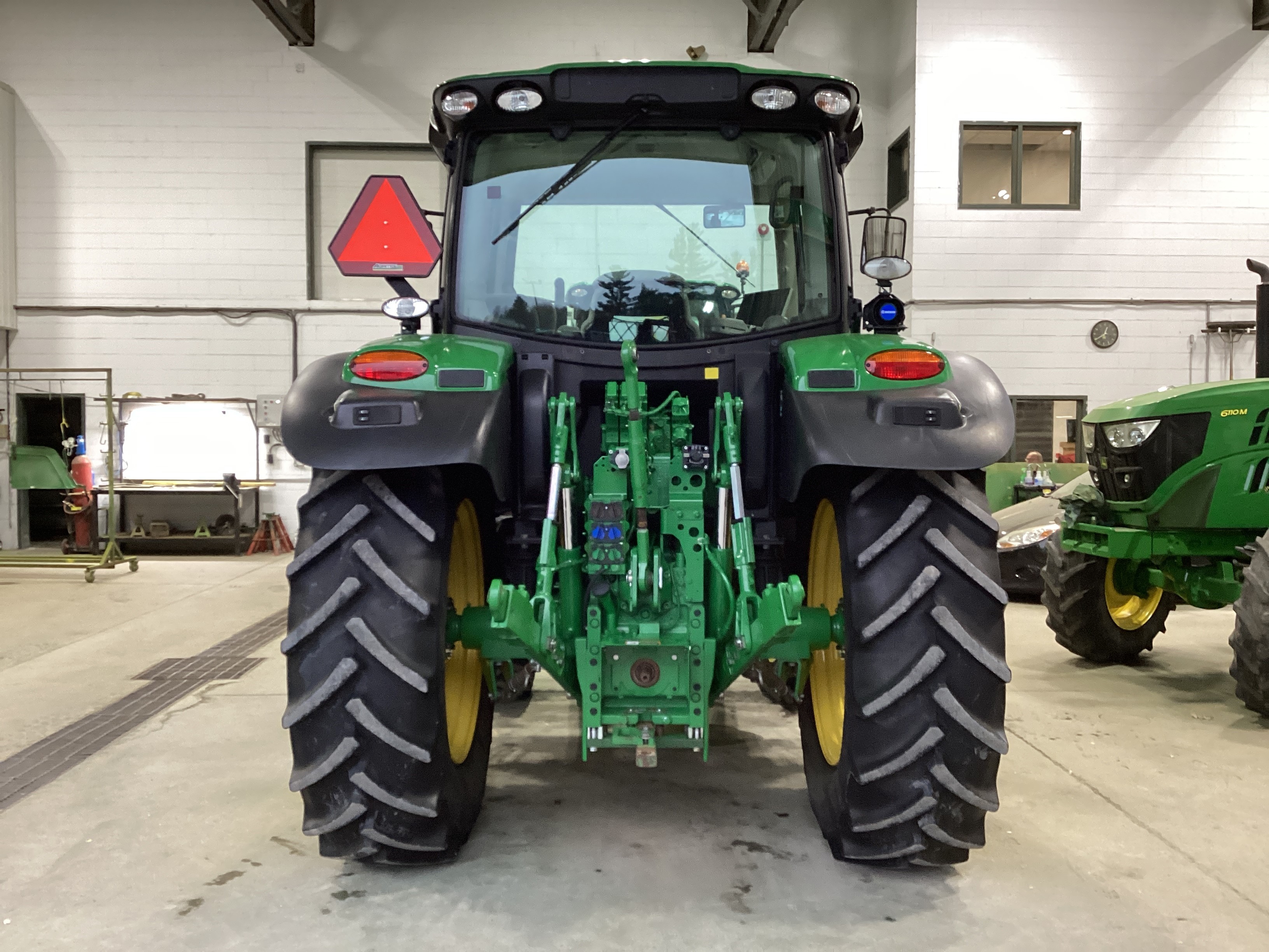 John Deere 6120R 