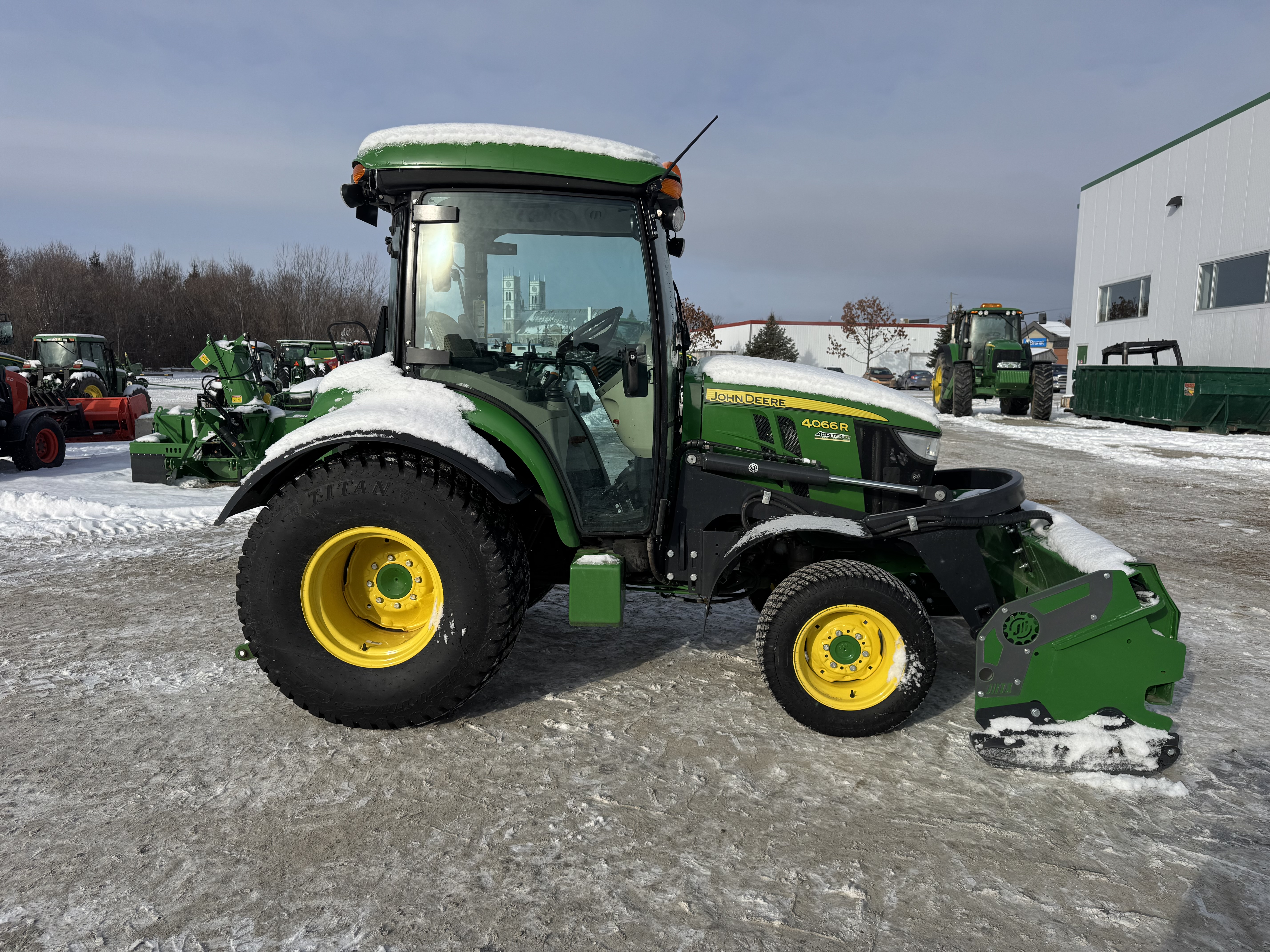 John Deere 4066R TURF GRATTE 