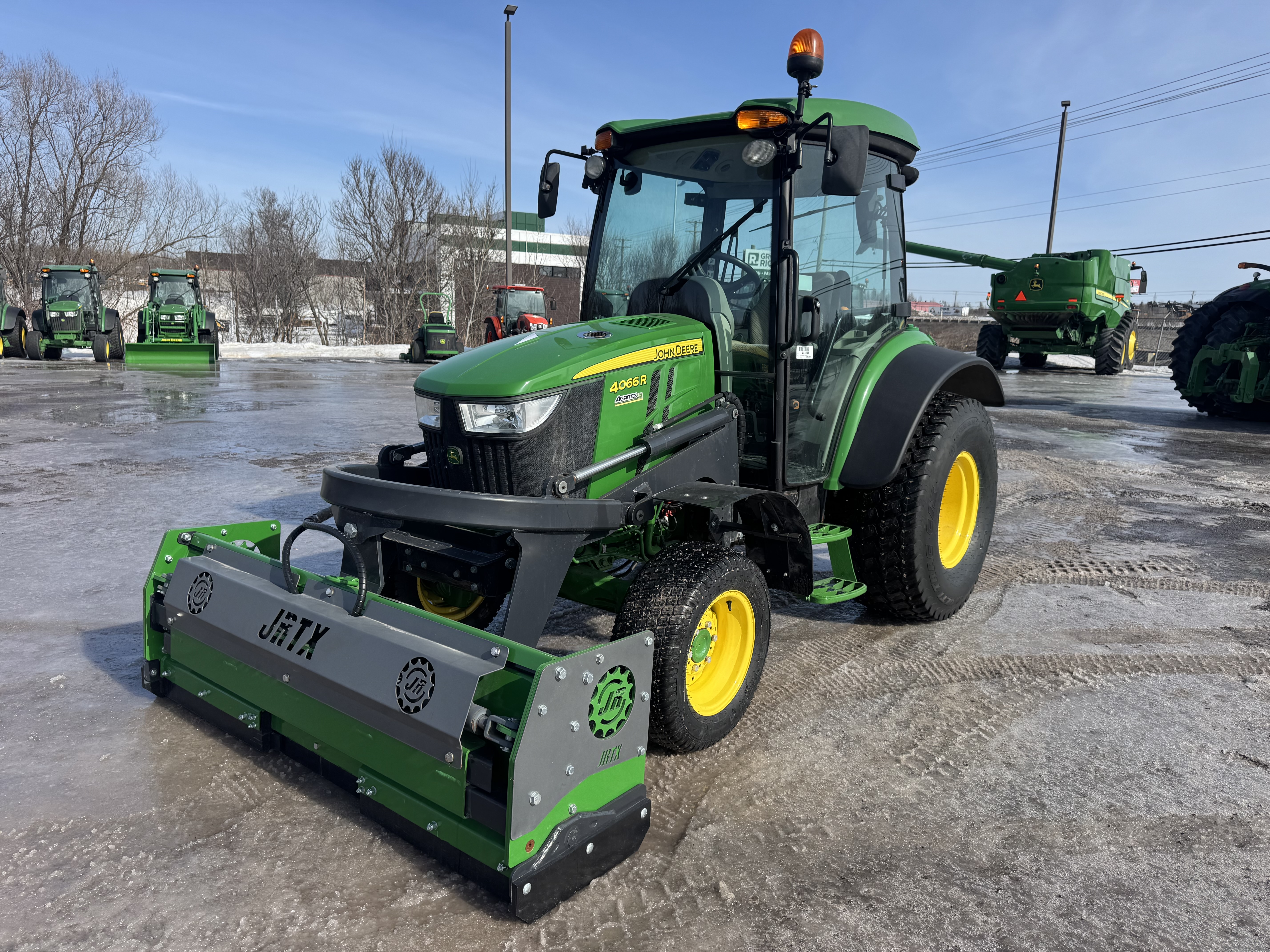John Deere 4066R TURF GRATTE 