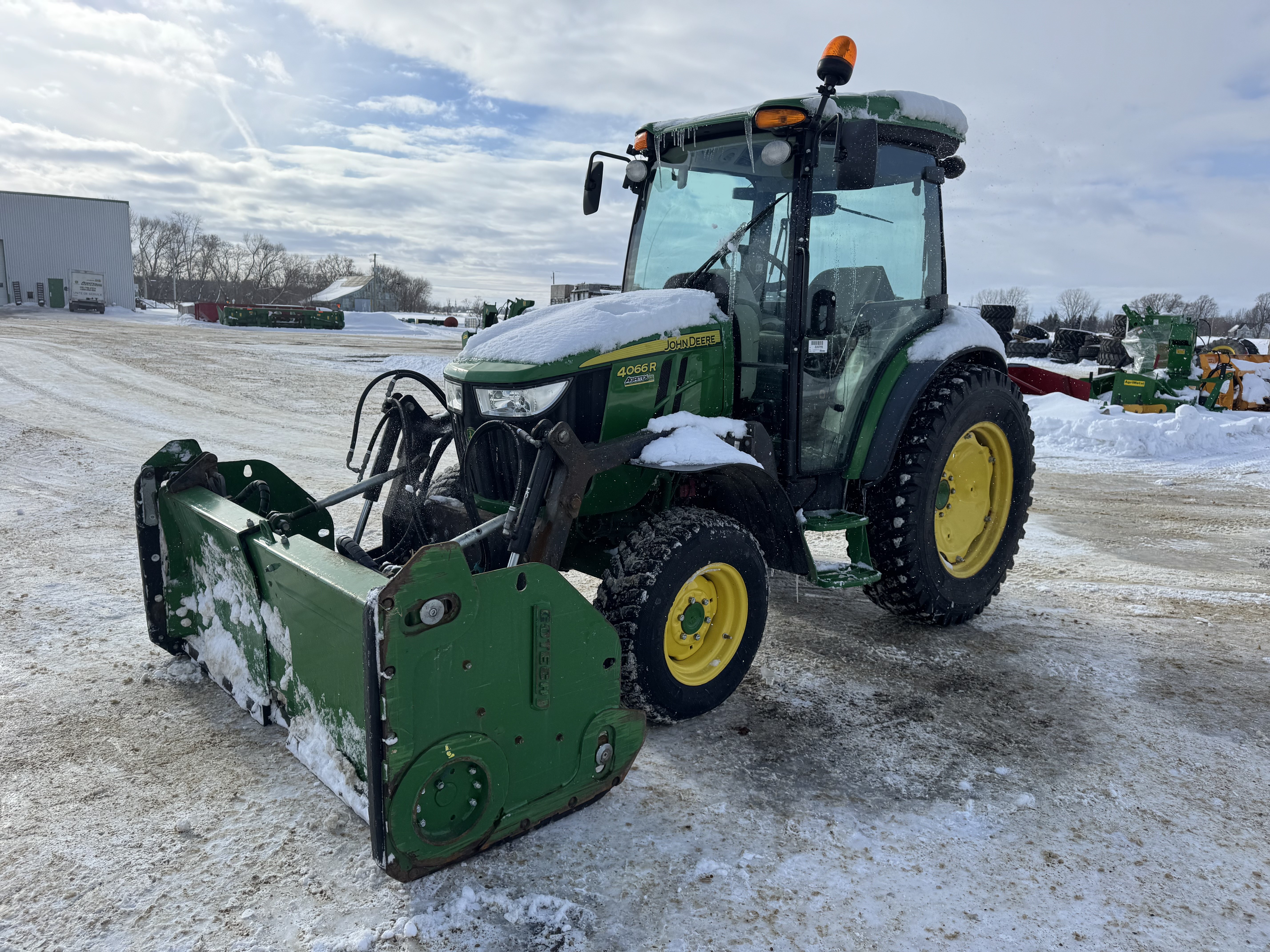 John Deere 4066R GRATTE NOKIAN    