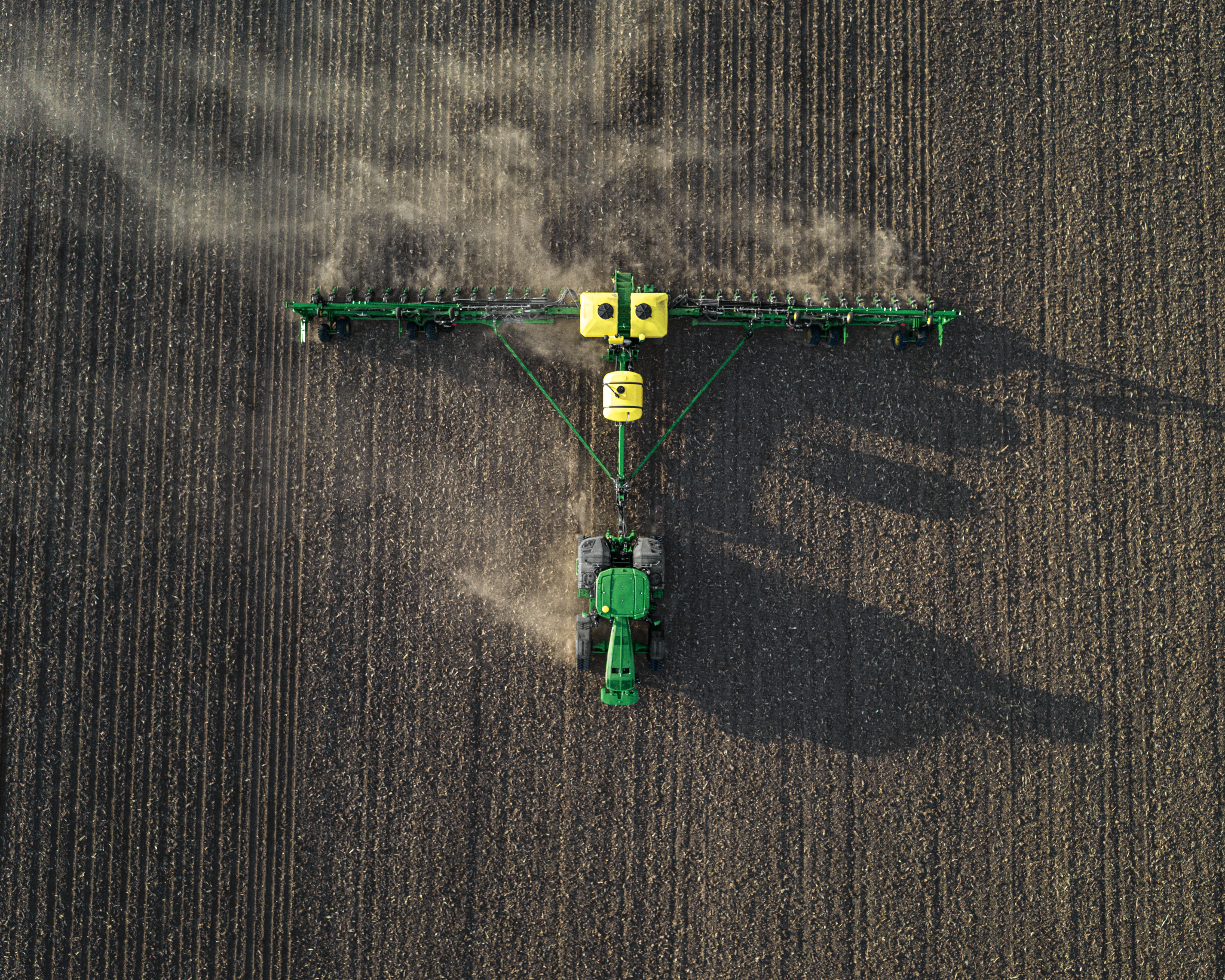 Vue à vol d'oiseau d'un tracteur John Deere 8R en action