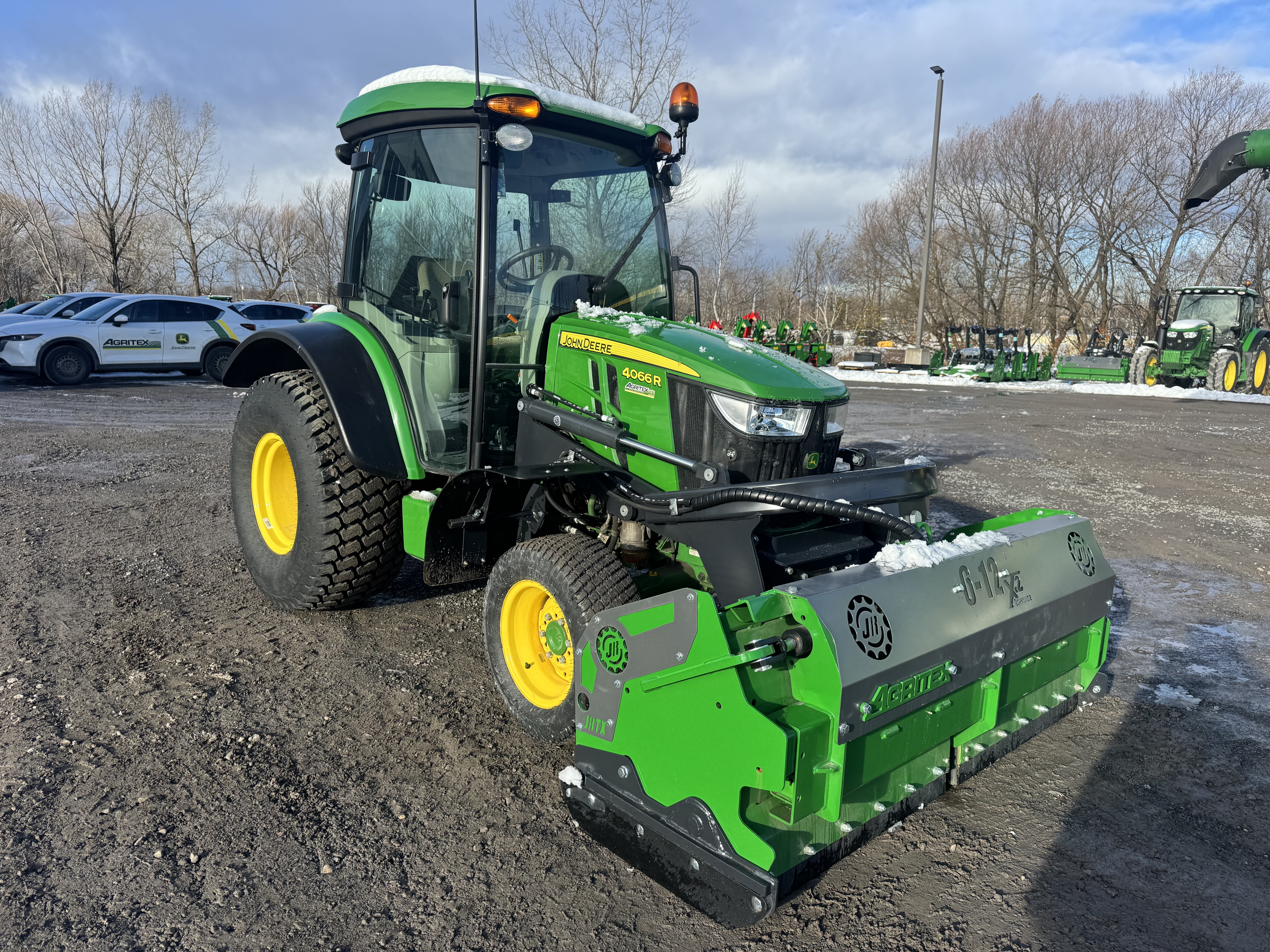 John Deere 4066R TURF GRATTE 