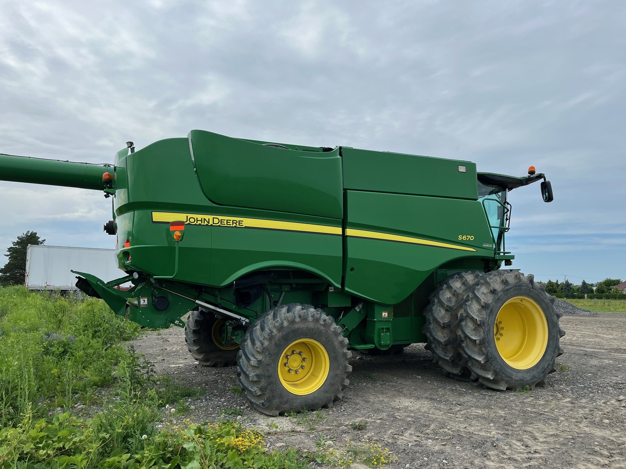 John Deere S670