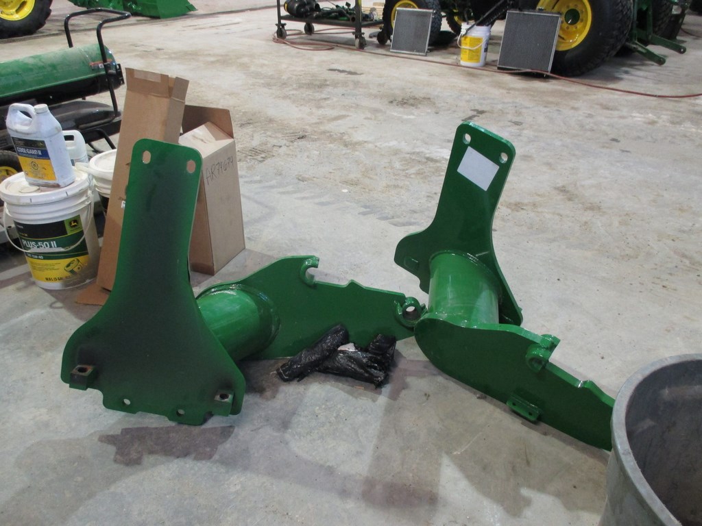 John Deere MOUNTING FRAME 562 POUR 5085E IT4