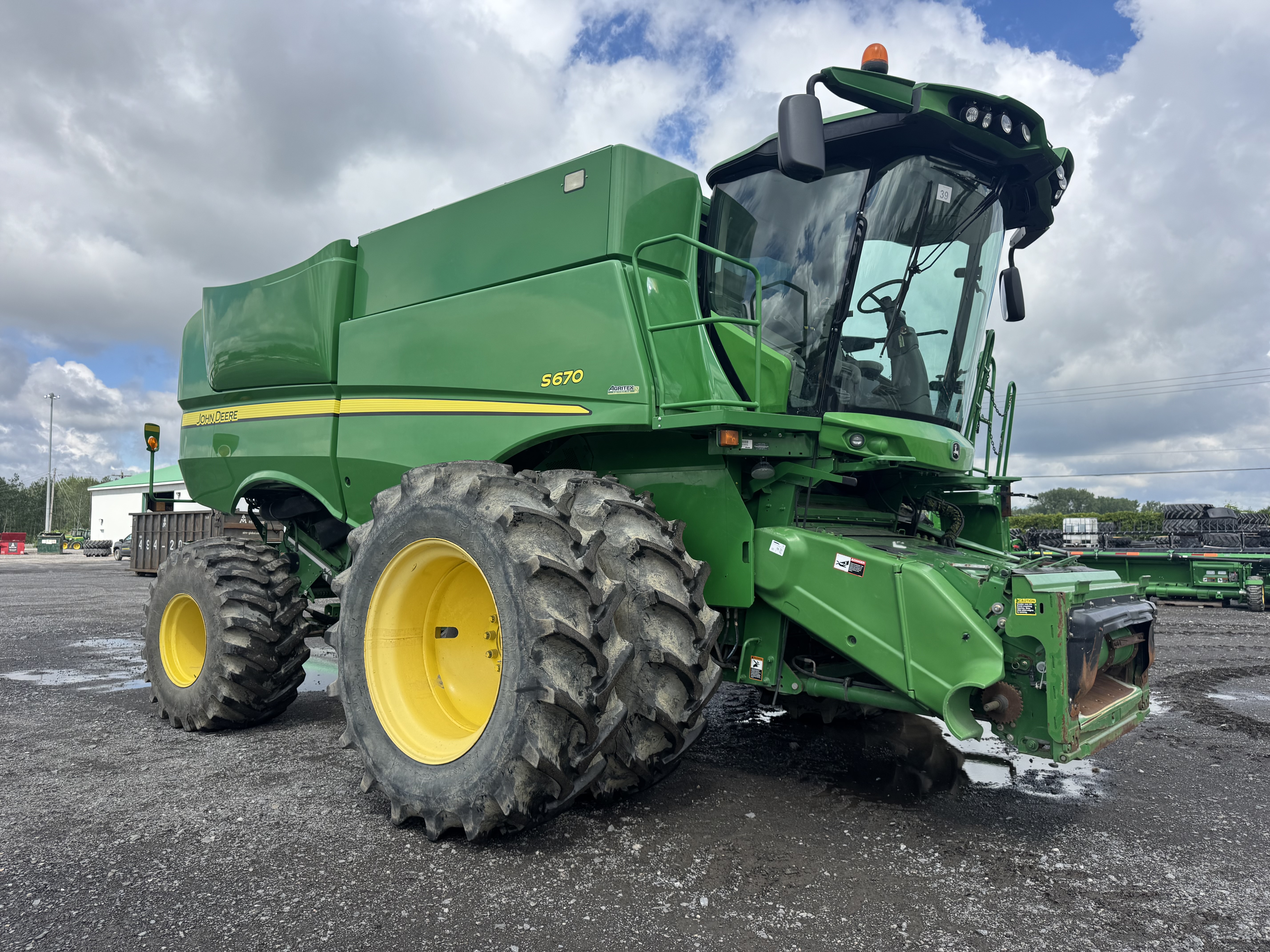 John Deere S670
