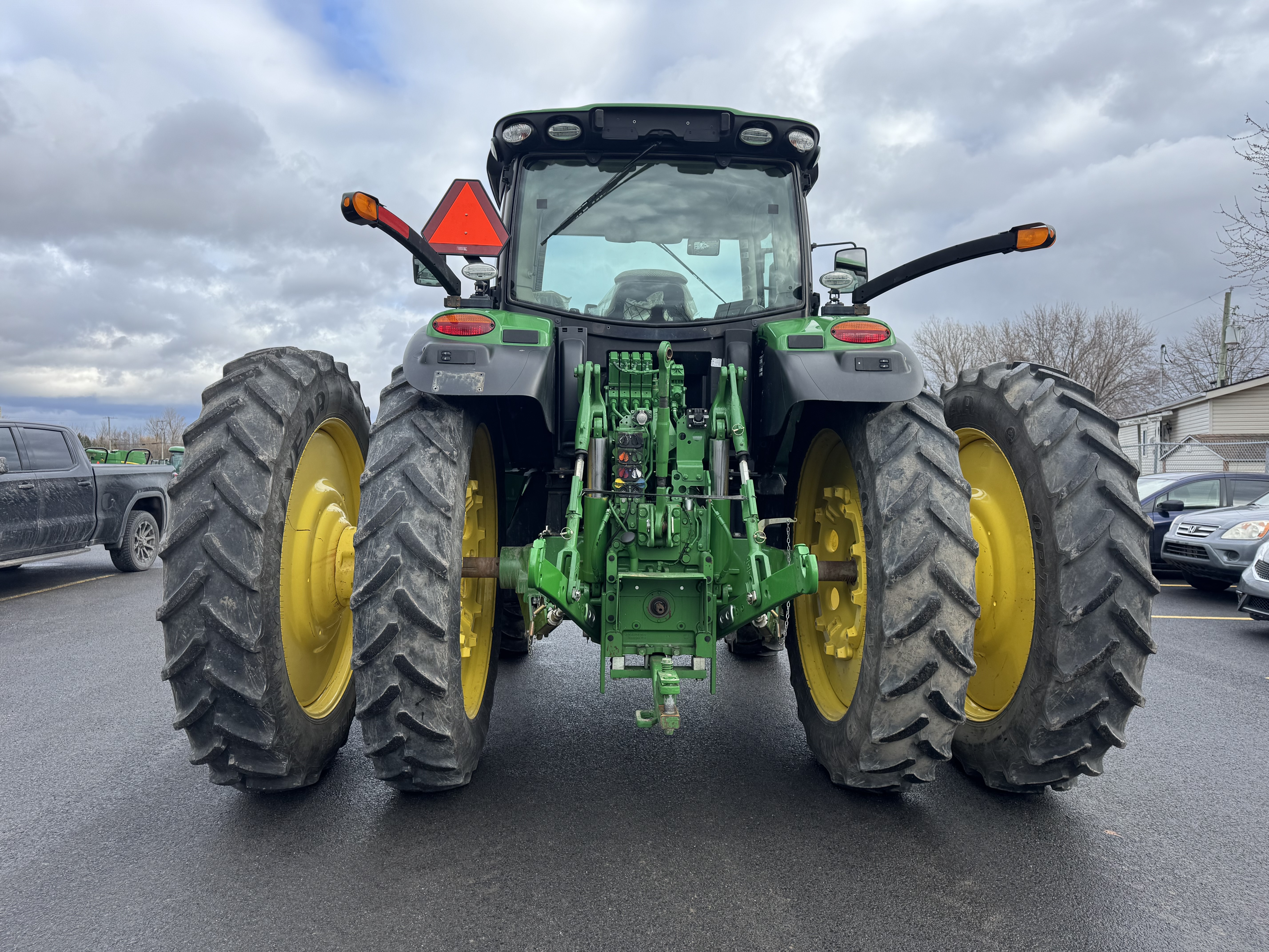 John Deere 6215R 