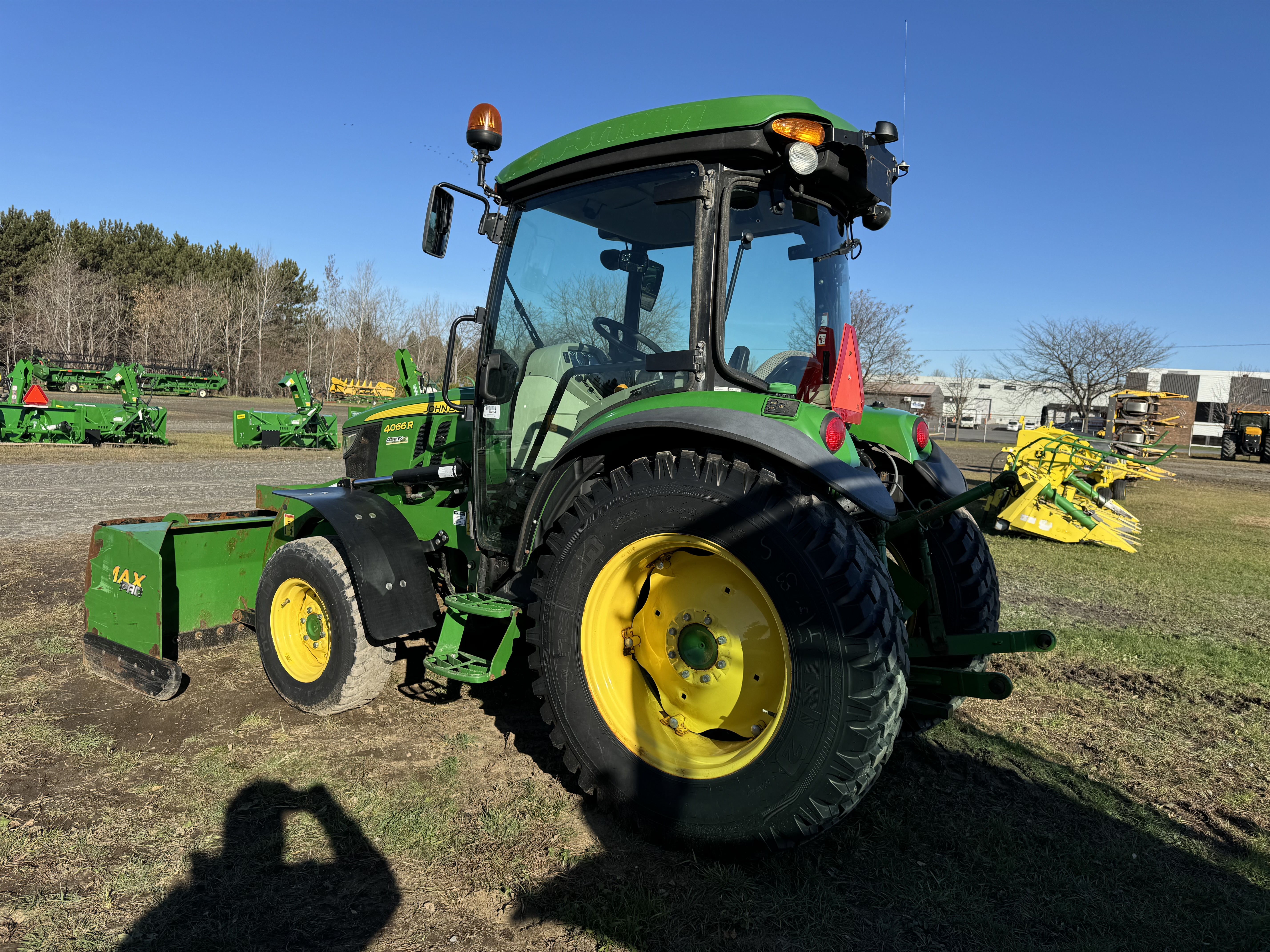 John Deere 4066R GRATTE NOKIAN    