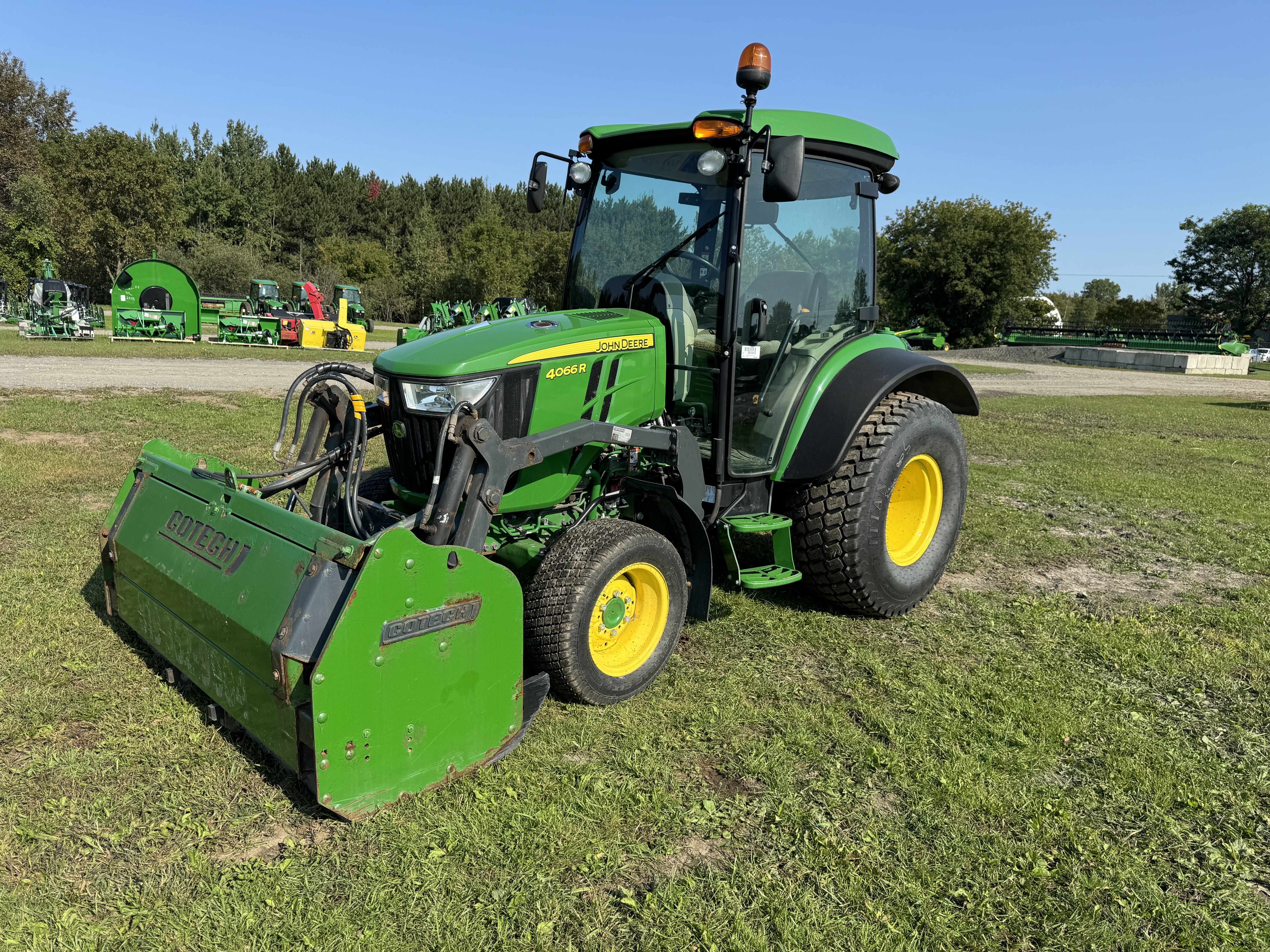John Deere 4066R GRATTE TURF    