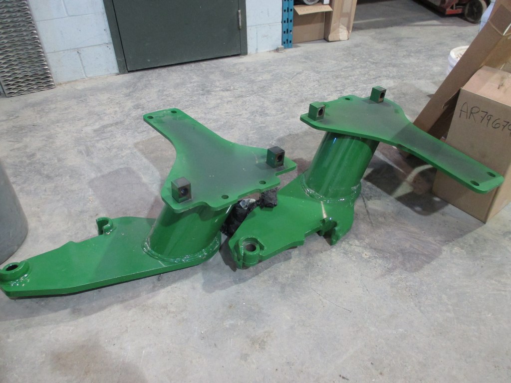 John Deere MOUNTING FRAME 562 POUR 5085E IT4
