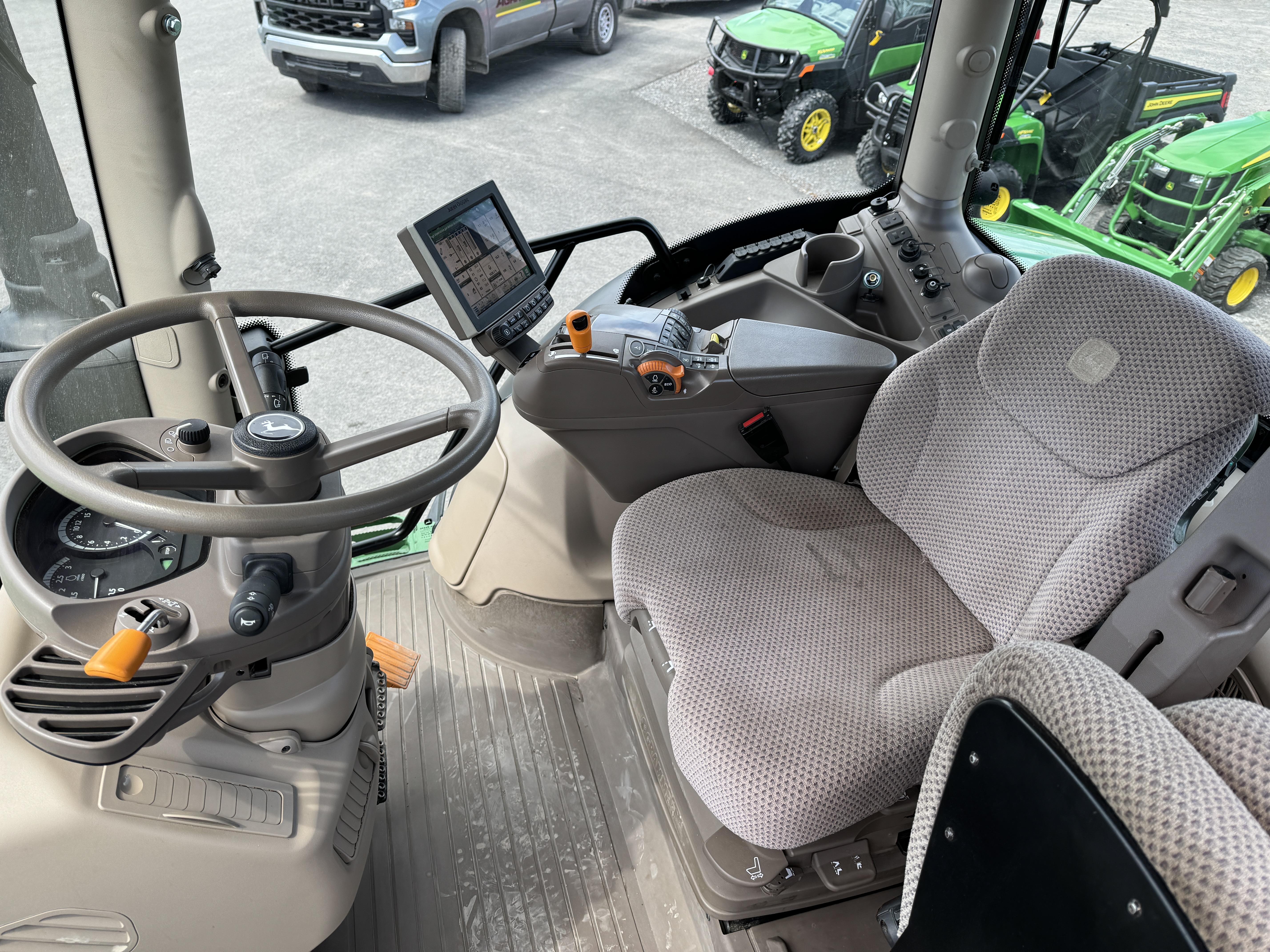 John Deere 6110R 
