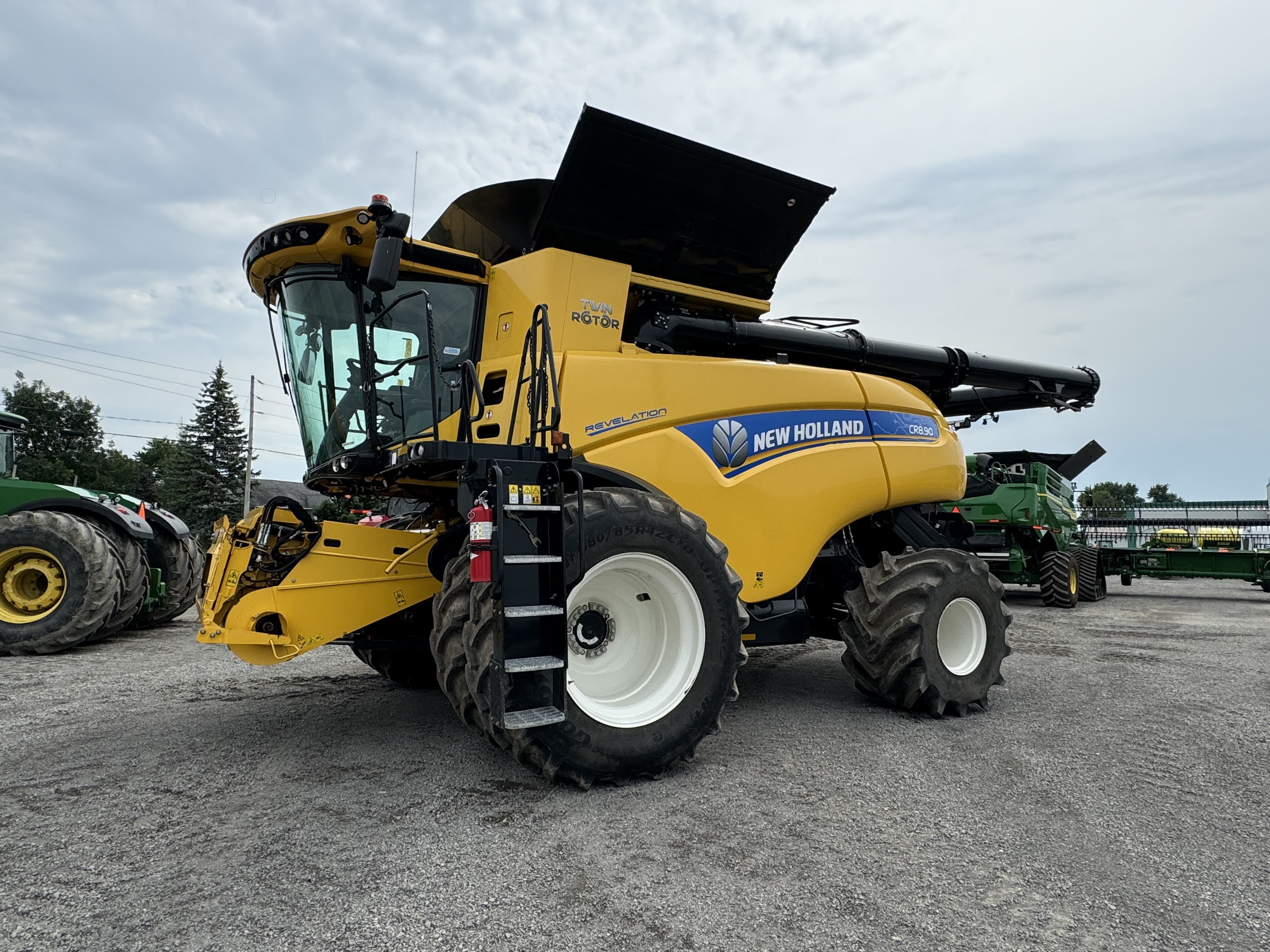 New Holland CR8.90