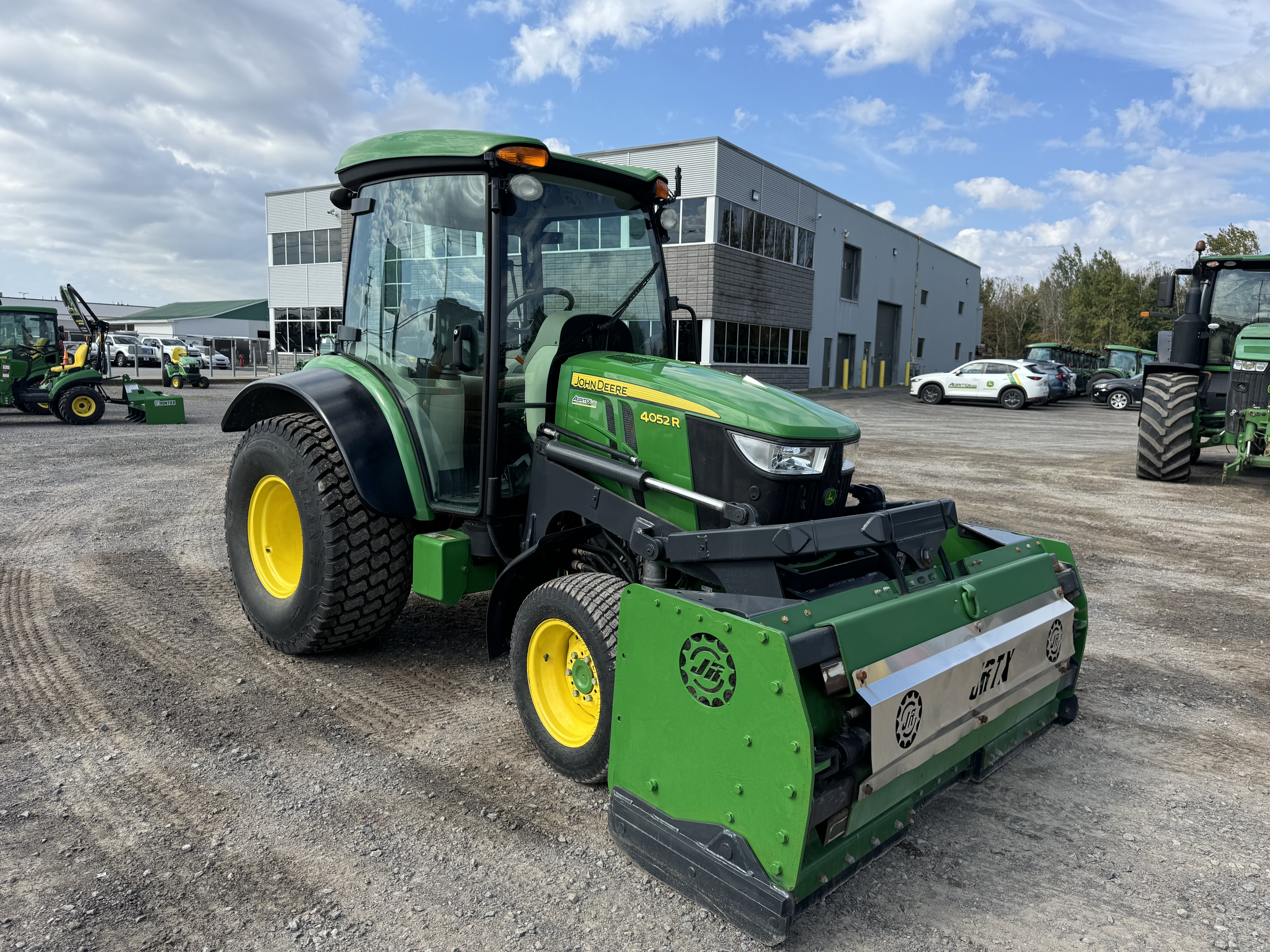 John Deere 4052R GRATTE TURF   