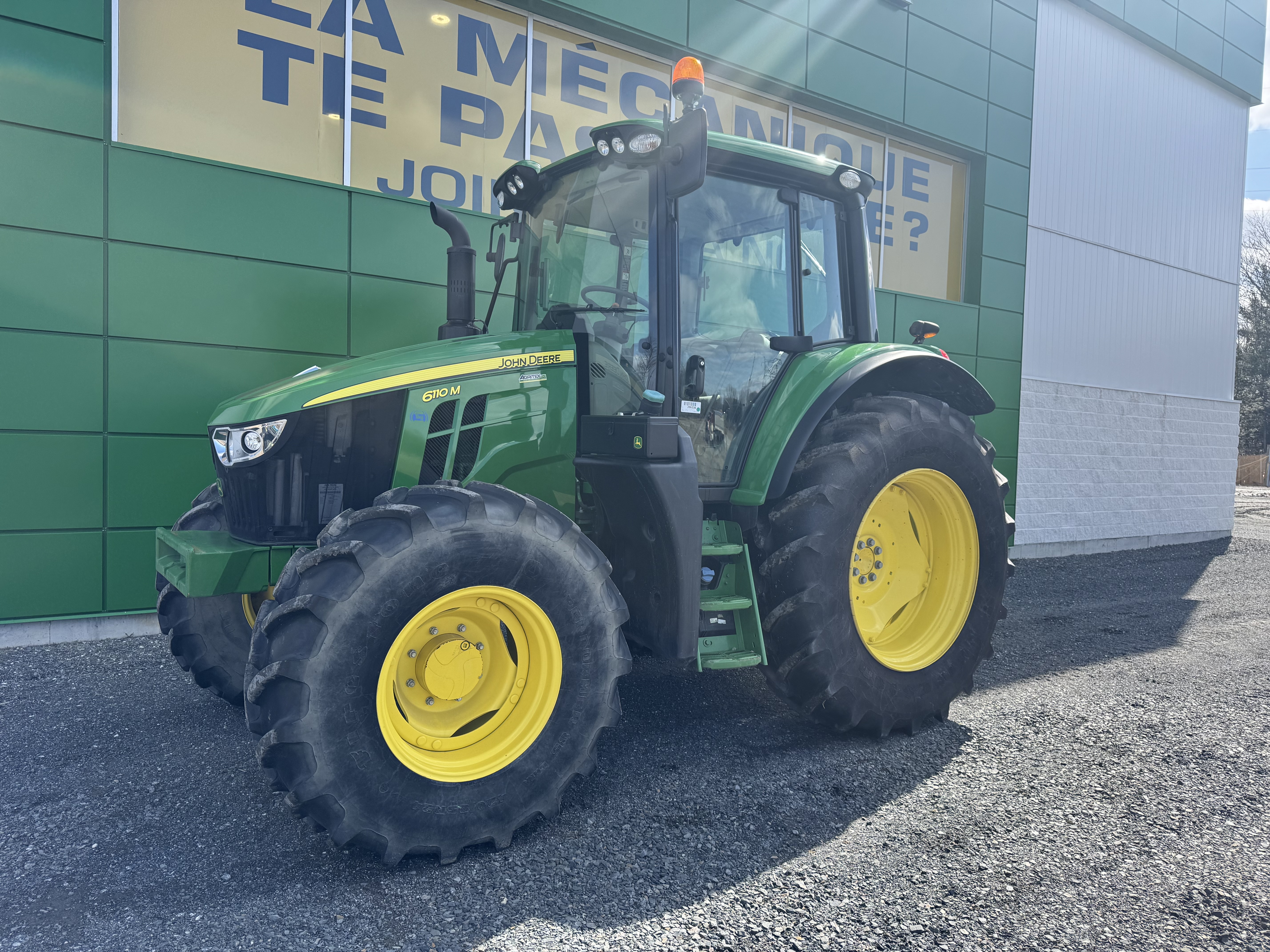 John Deere 6110M