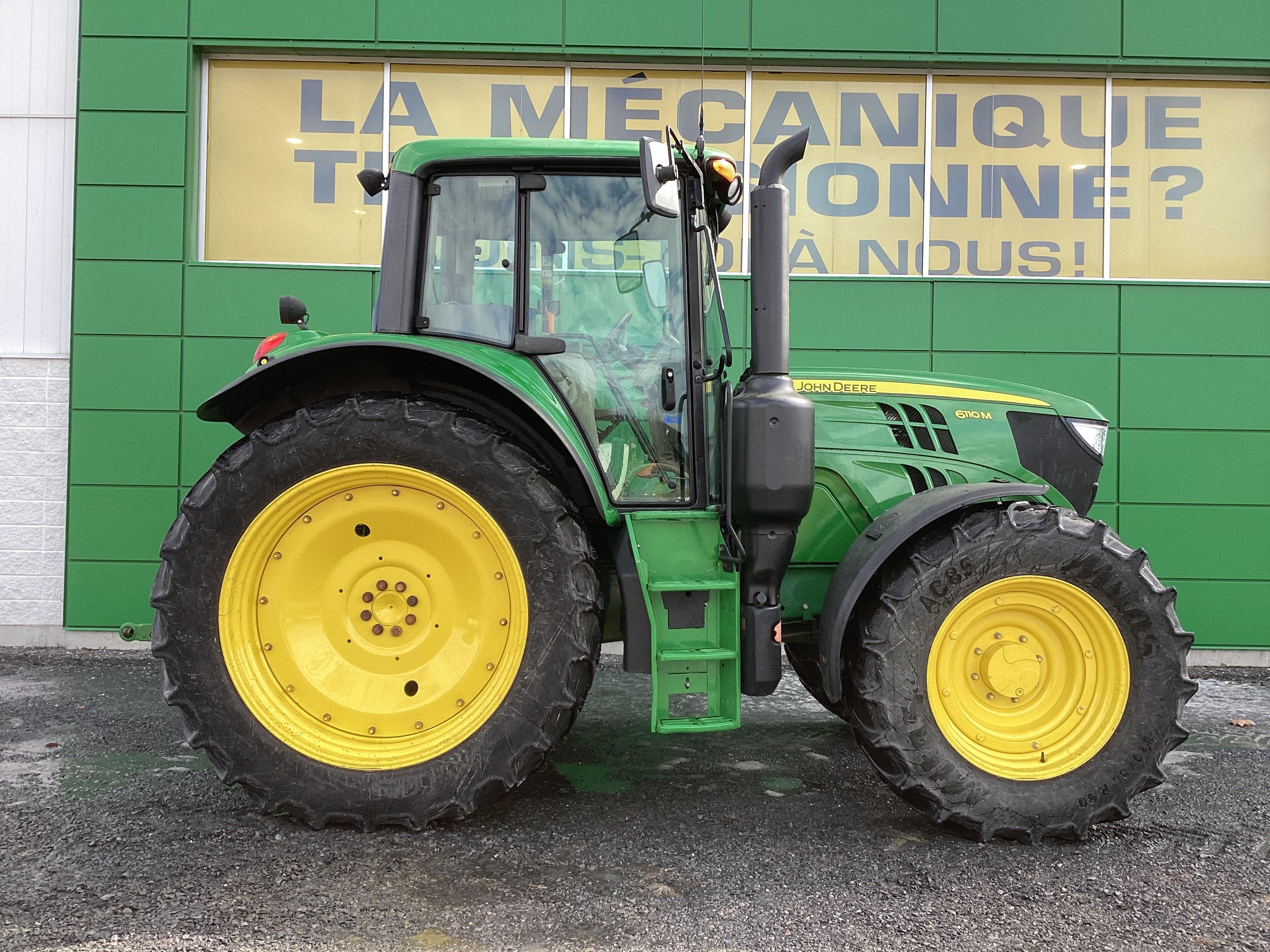 John Deere 6110M
