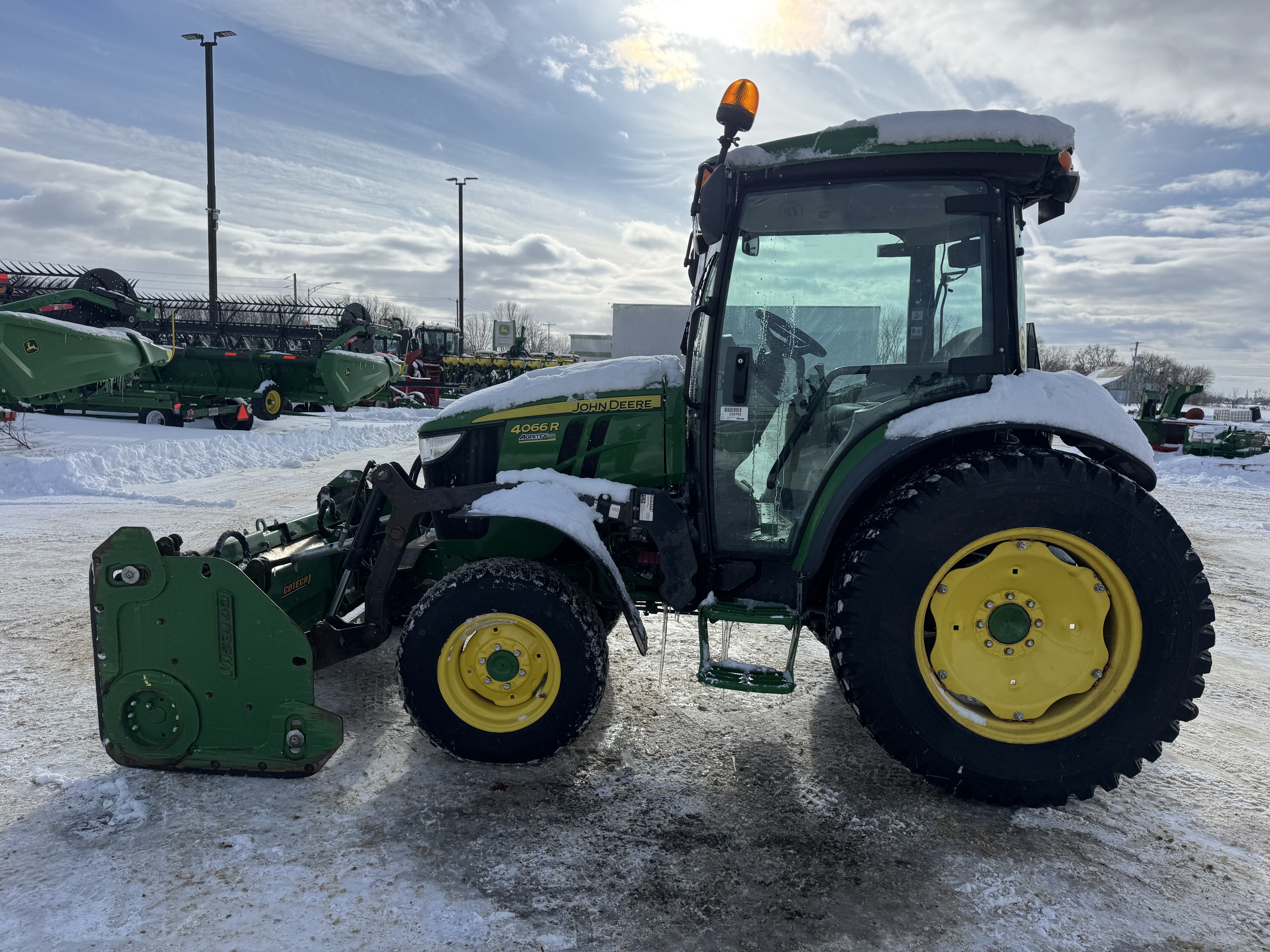 John Deere 4066R GRATTE NOKIAN    