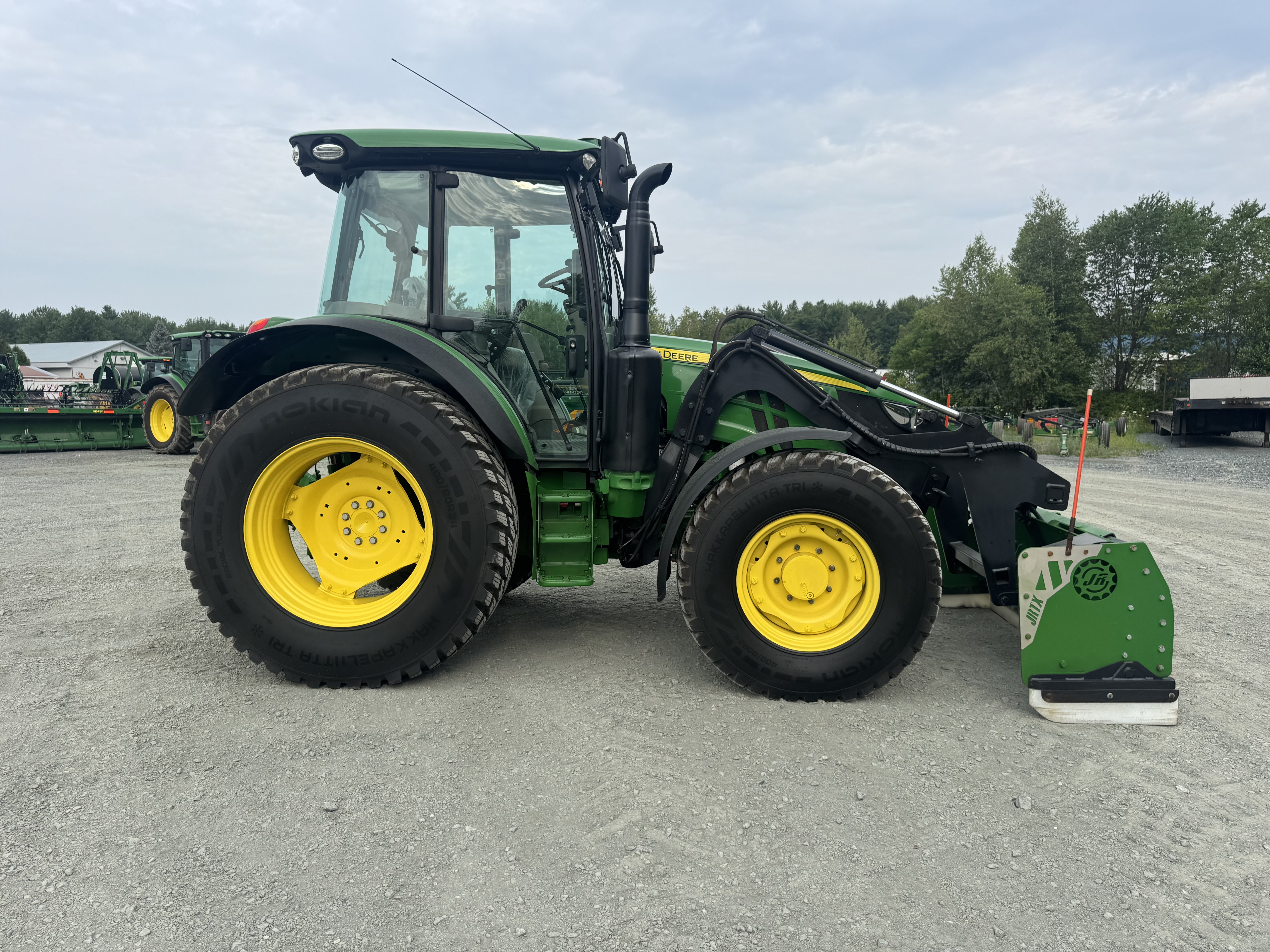 John Deere 5100R NOKIAN GRATTE