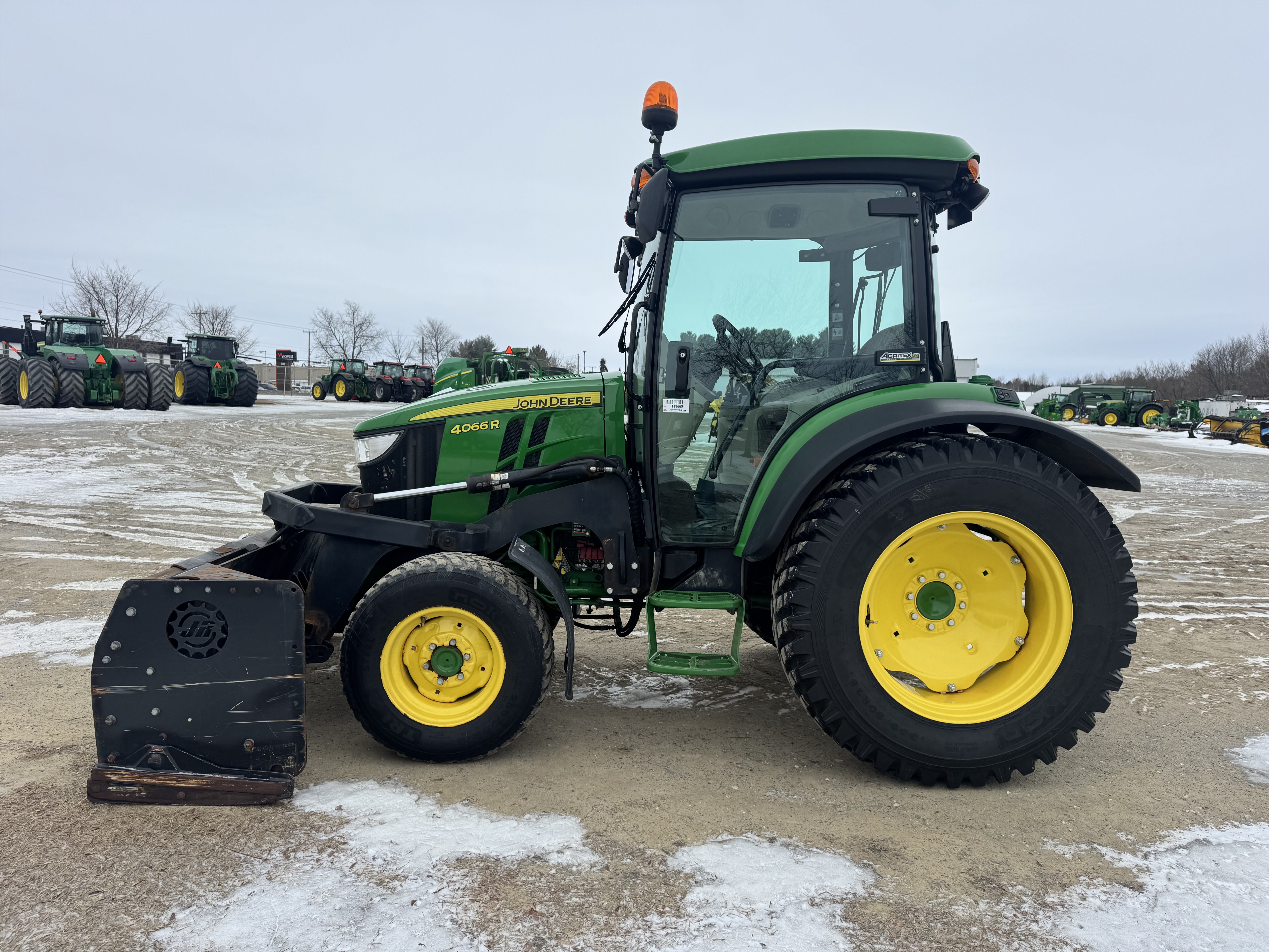 John Deere 4066R NOKIAN GRATTE