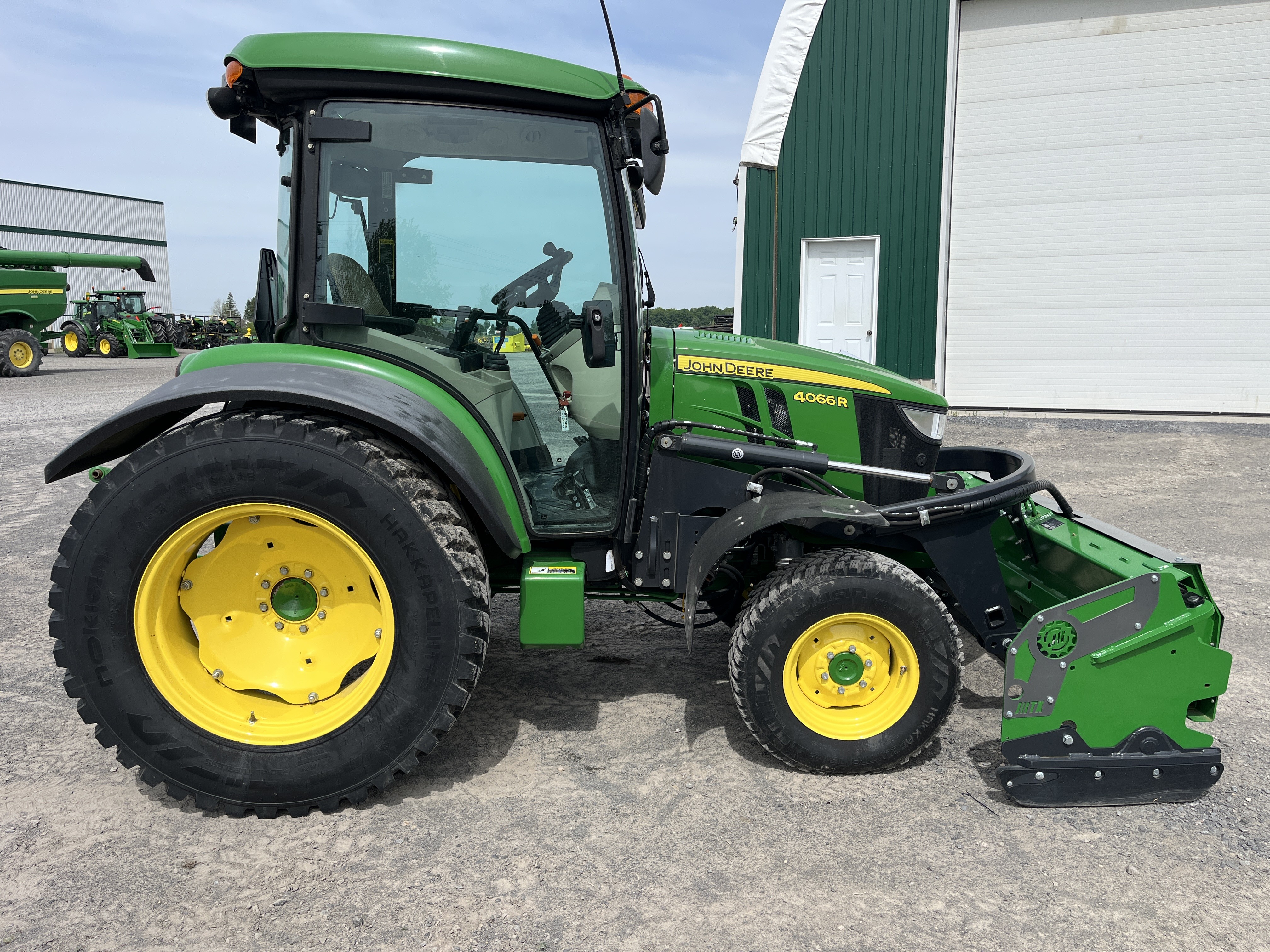 John Deere 4066R GRATTE NOKIAN    