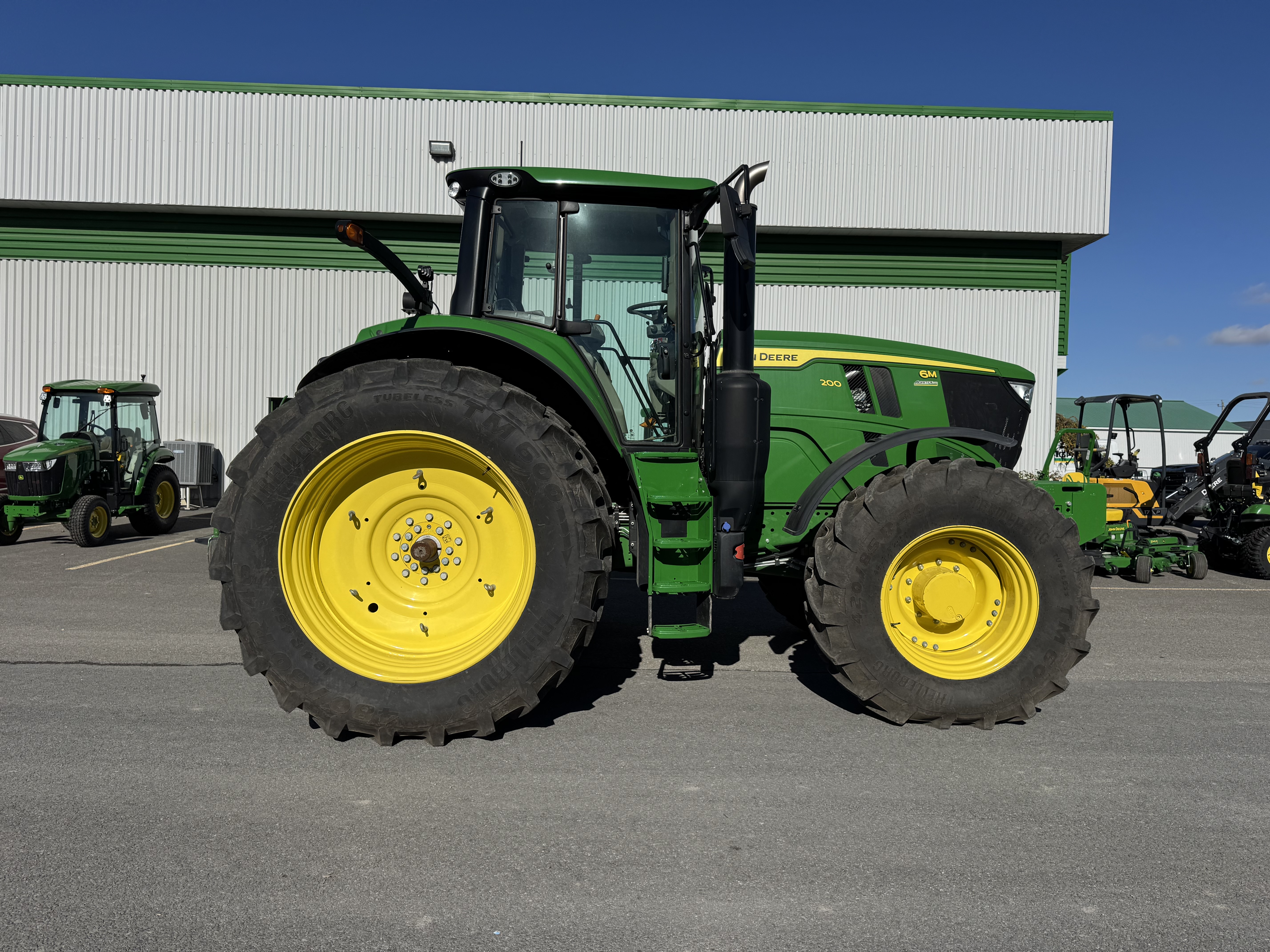 John Deere 6M 200