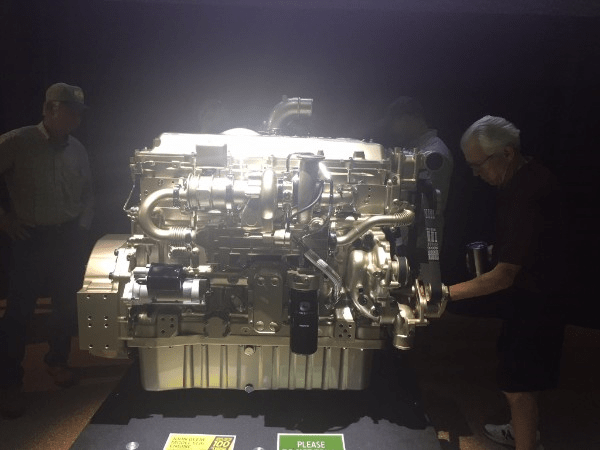 Nouveau moteur John Deere 13,6 litres avec la technologie Common Rail. À venir dans les futurs produits.