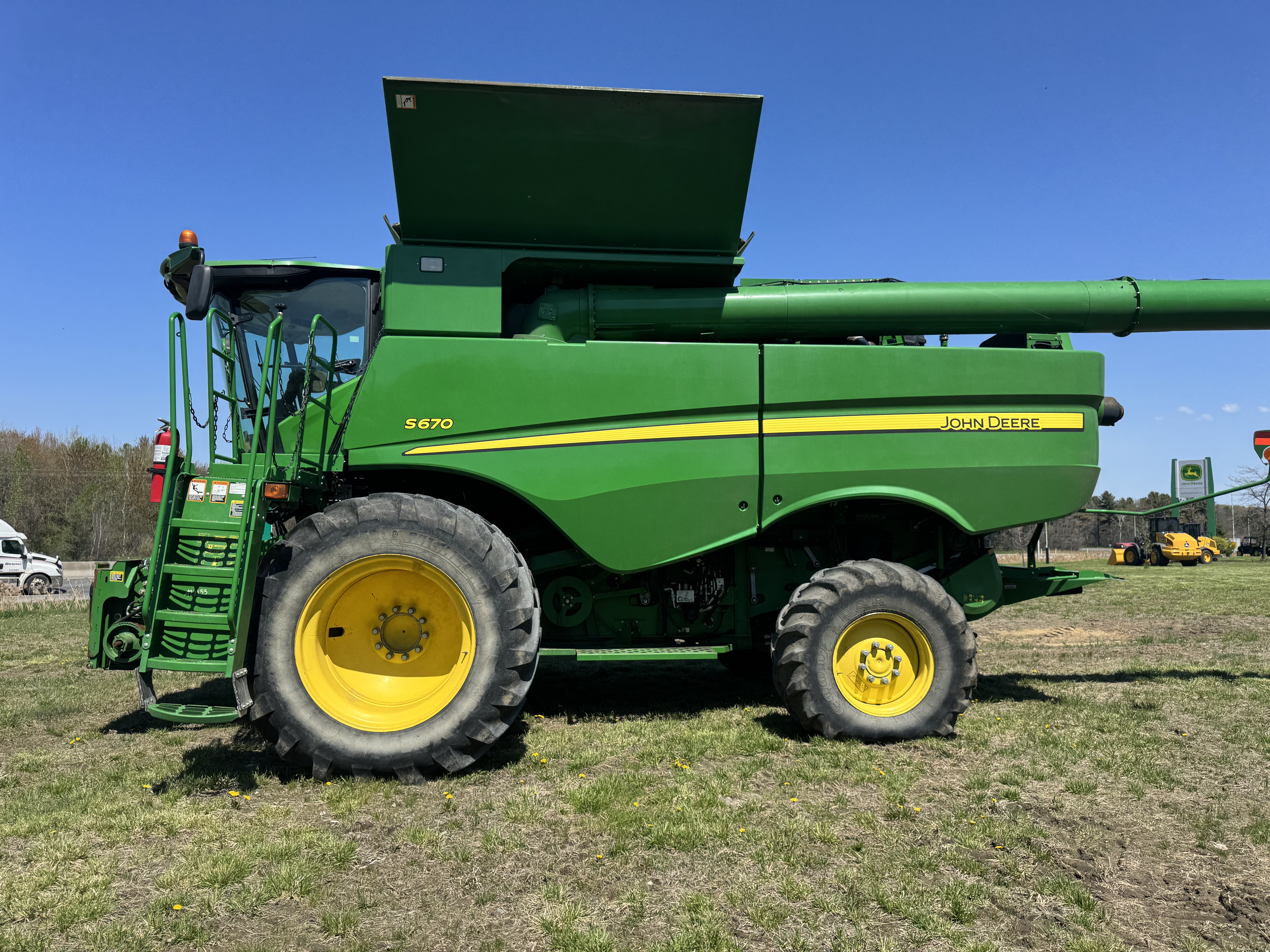 John Deere S670