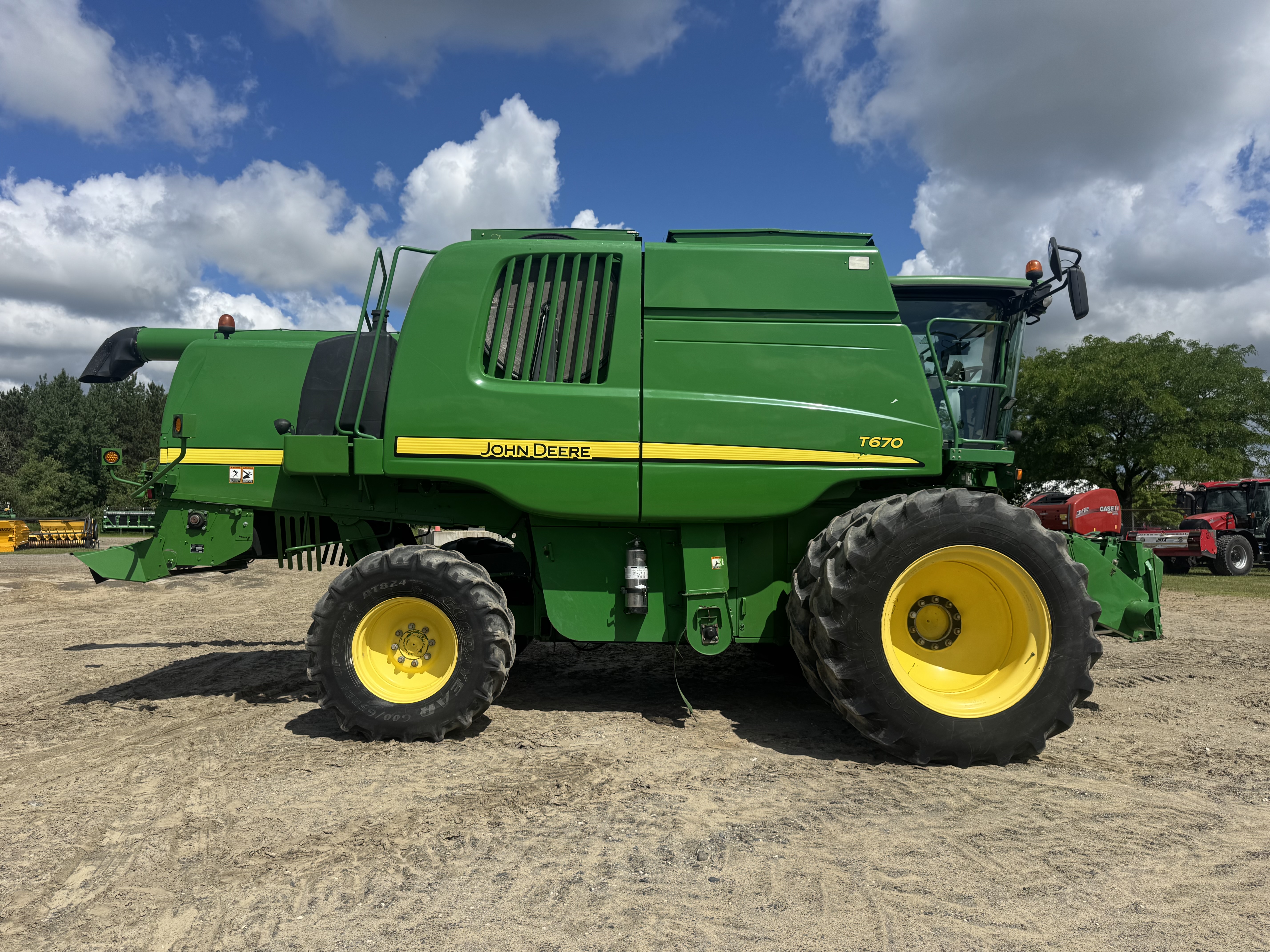John Deere T670